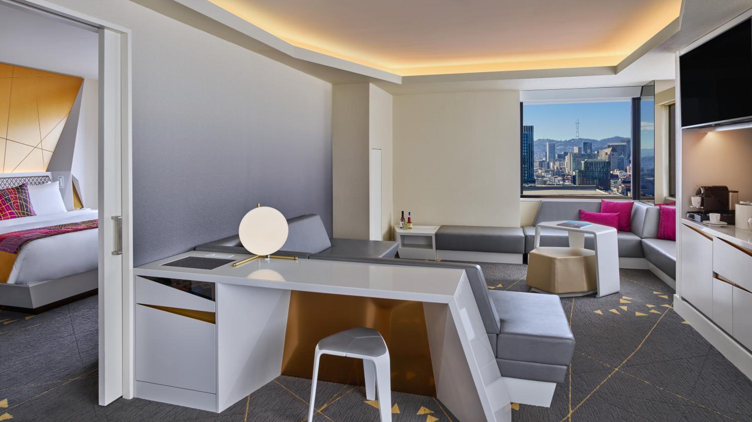 One-Bedroom Urban King Suite with City View - Photo 7