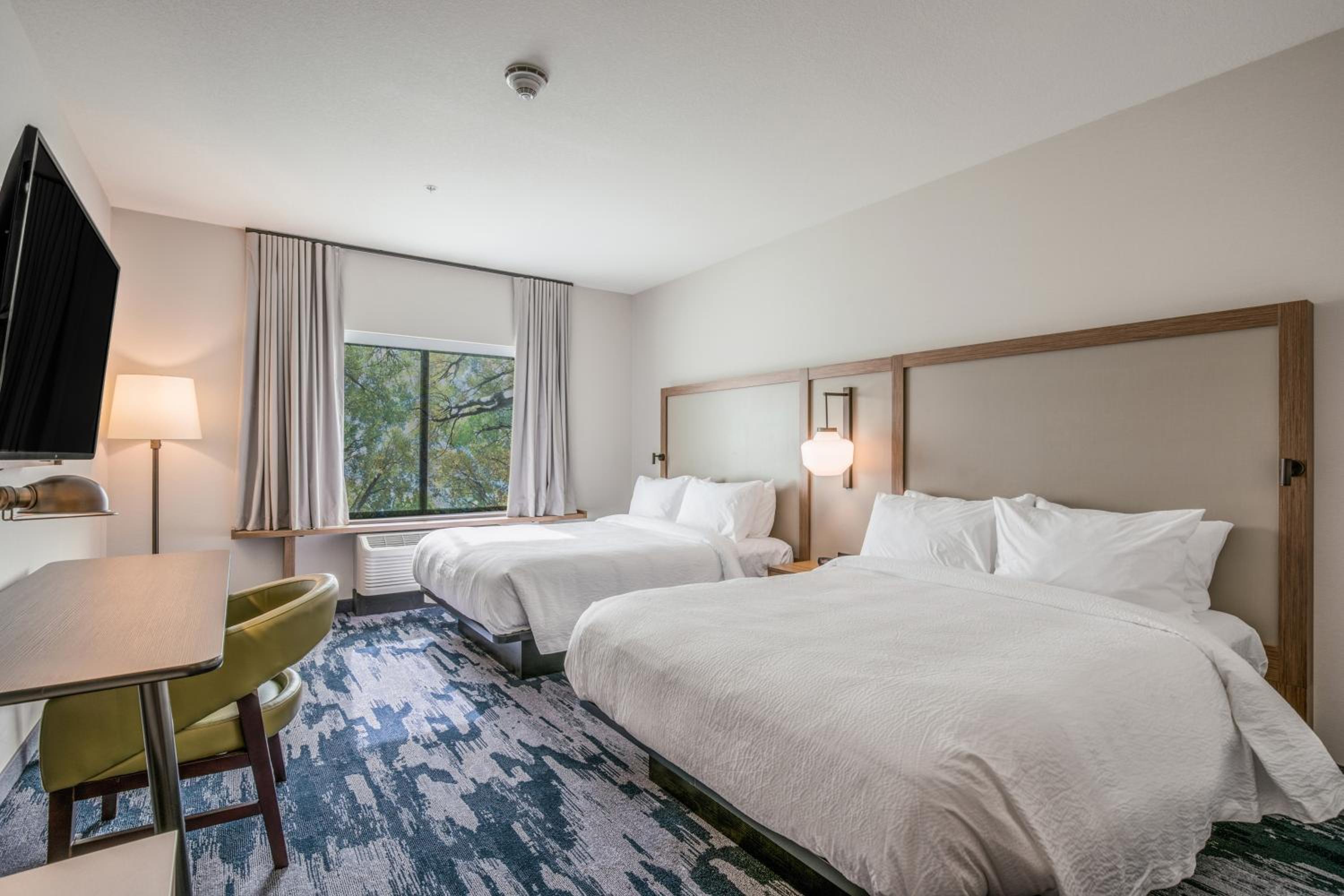 Queen Room with Two Queen Beds and Adapted Tub - Mobility Accessible photo 3