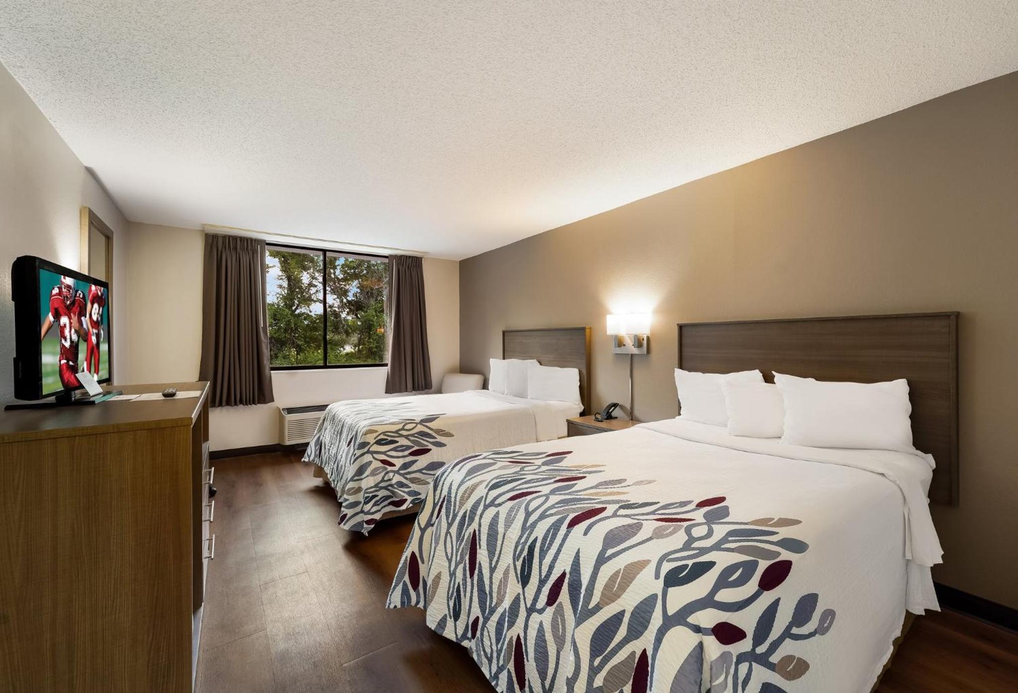 Deluxe Room with Two Double Beds Disability Access Roll-In Shower Non-Smoking - Photo 4