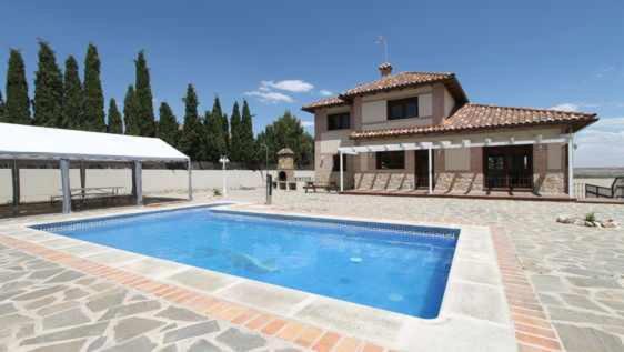 Five-Bedroom House photo 3