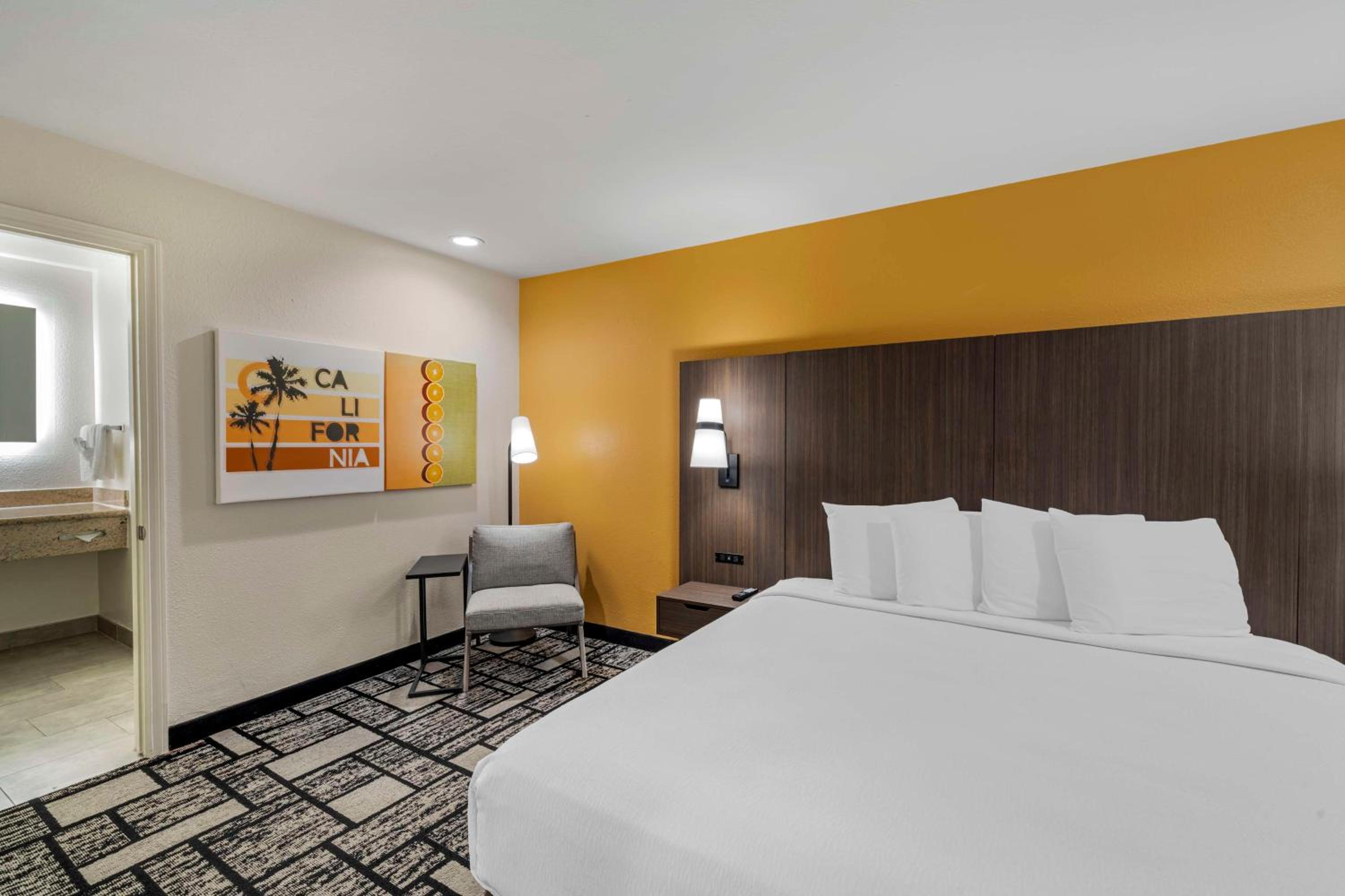 King Room - Non-Smoking - Photo 3