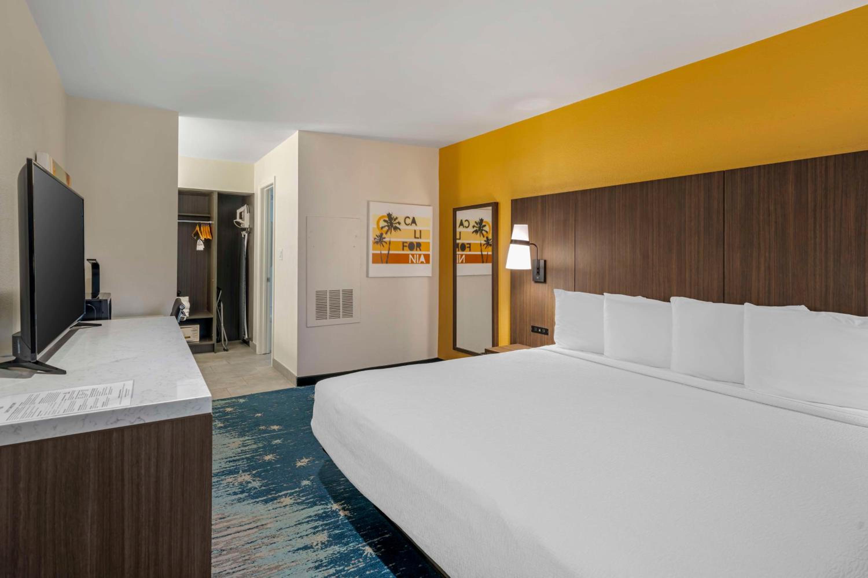King Suite with Spa Bath and Living Room - Non-Smoking - Photo 1