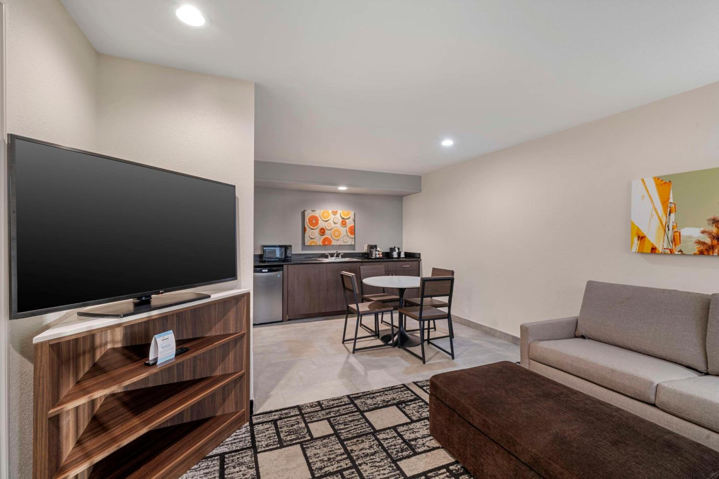 King Suite With Kitchen - Photo 1