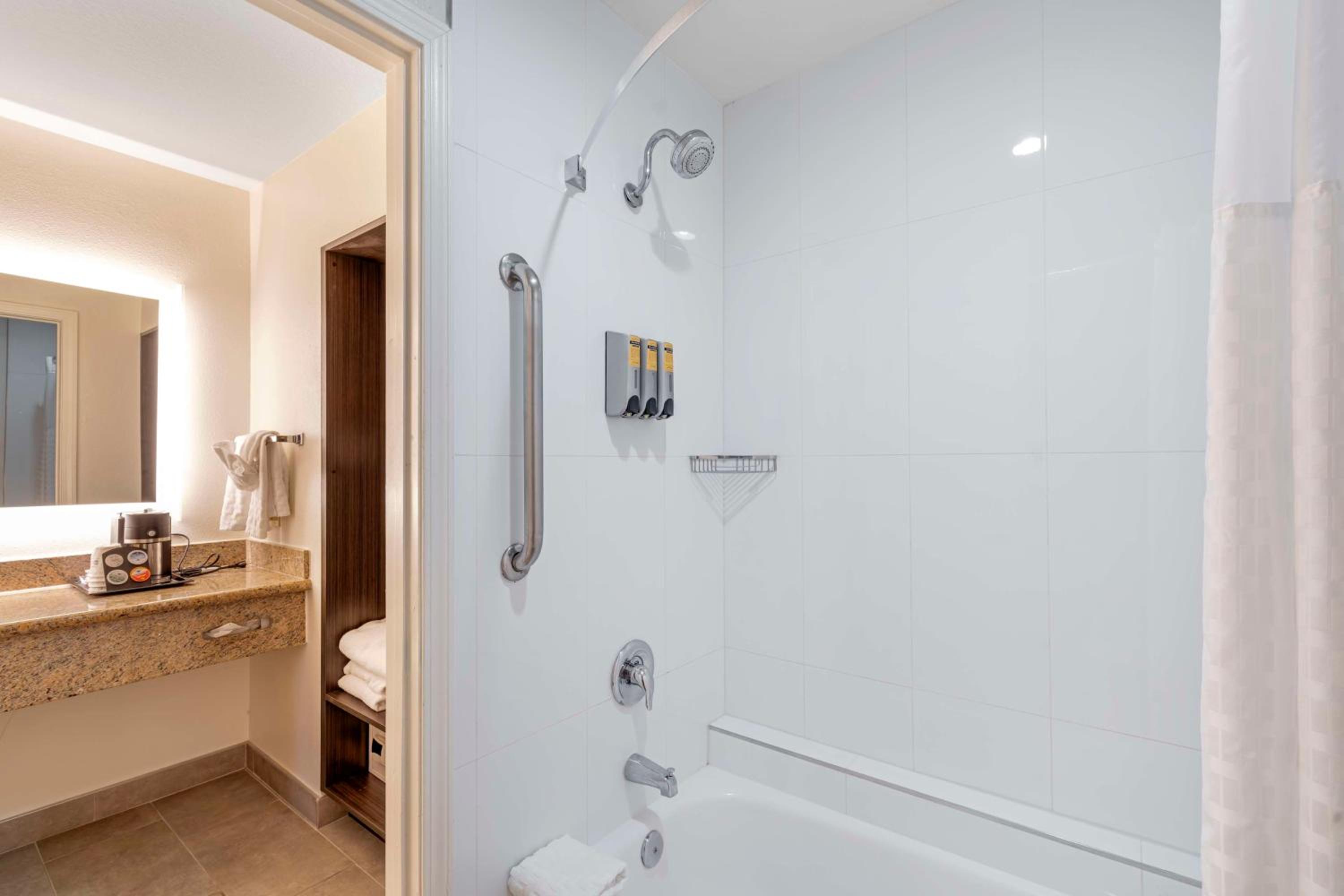 King Suite with Spa Bath and Living Room - Non-Smoking - Photo 9