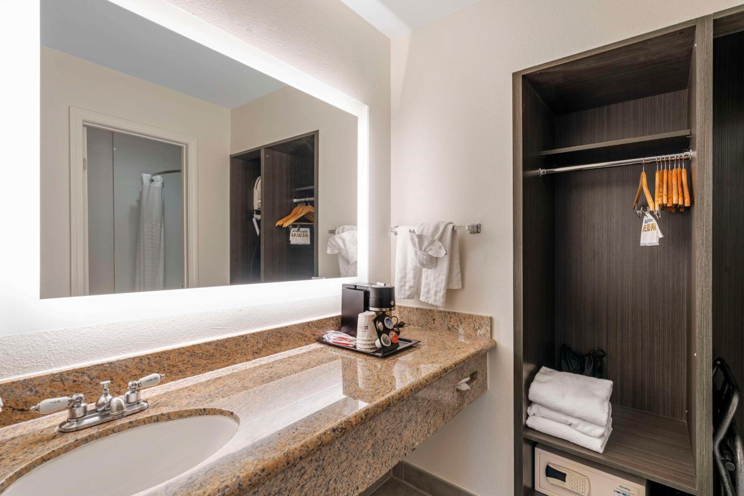 King Suite with Spa Bath and Living Room - Non-Smoking - Photo 7