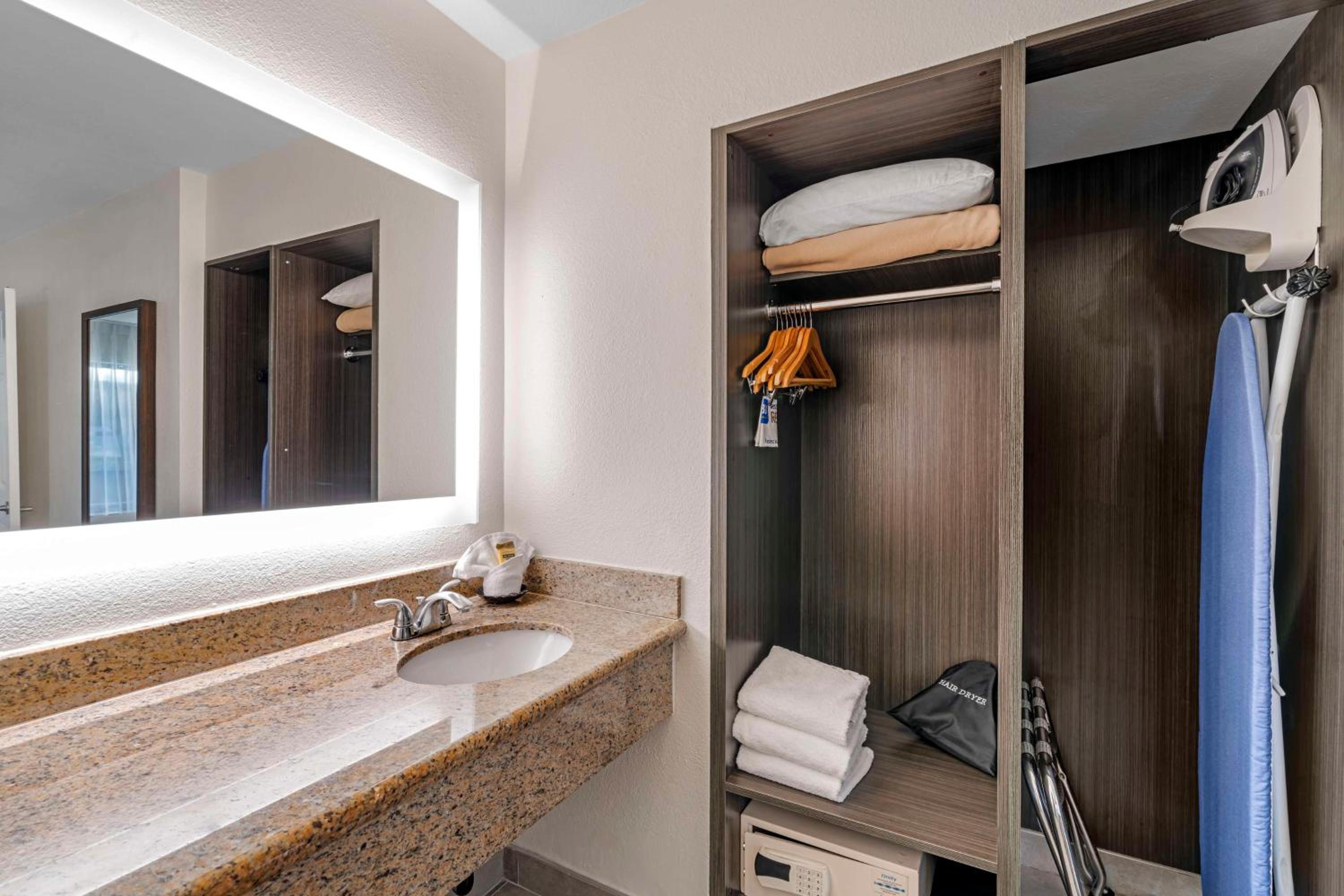 King Suite With Kitchen - Photo 2