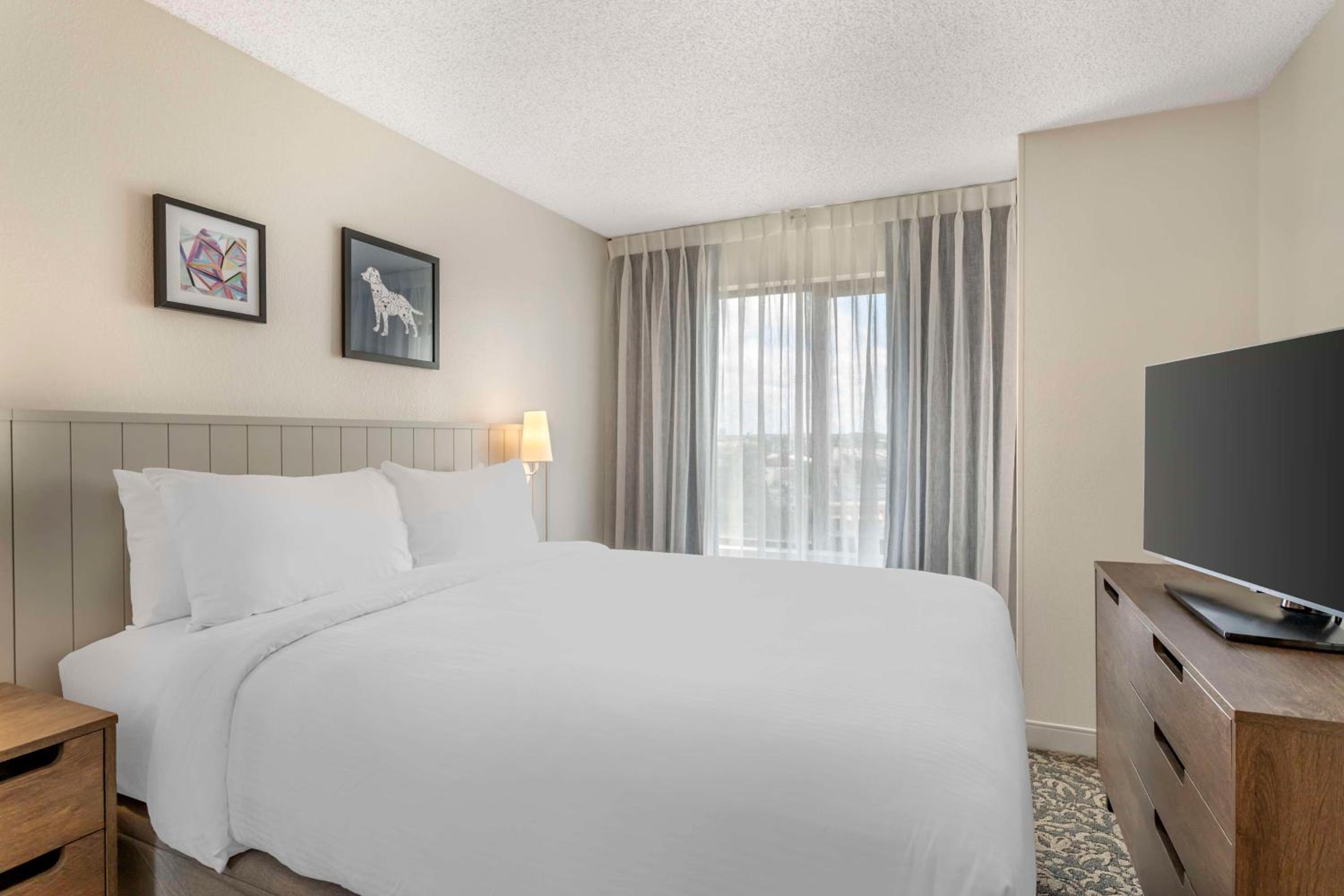 Two Bedroom Suite with Two Queen Beds thumbnail 5