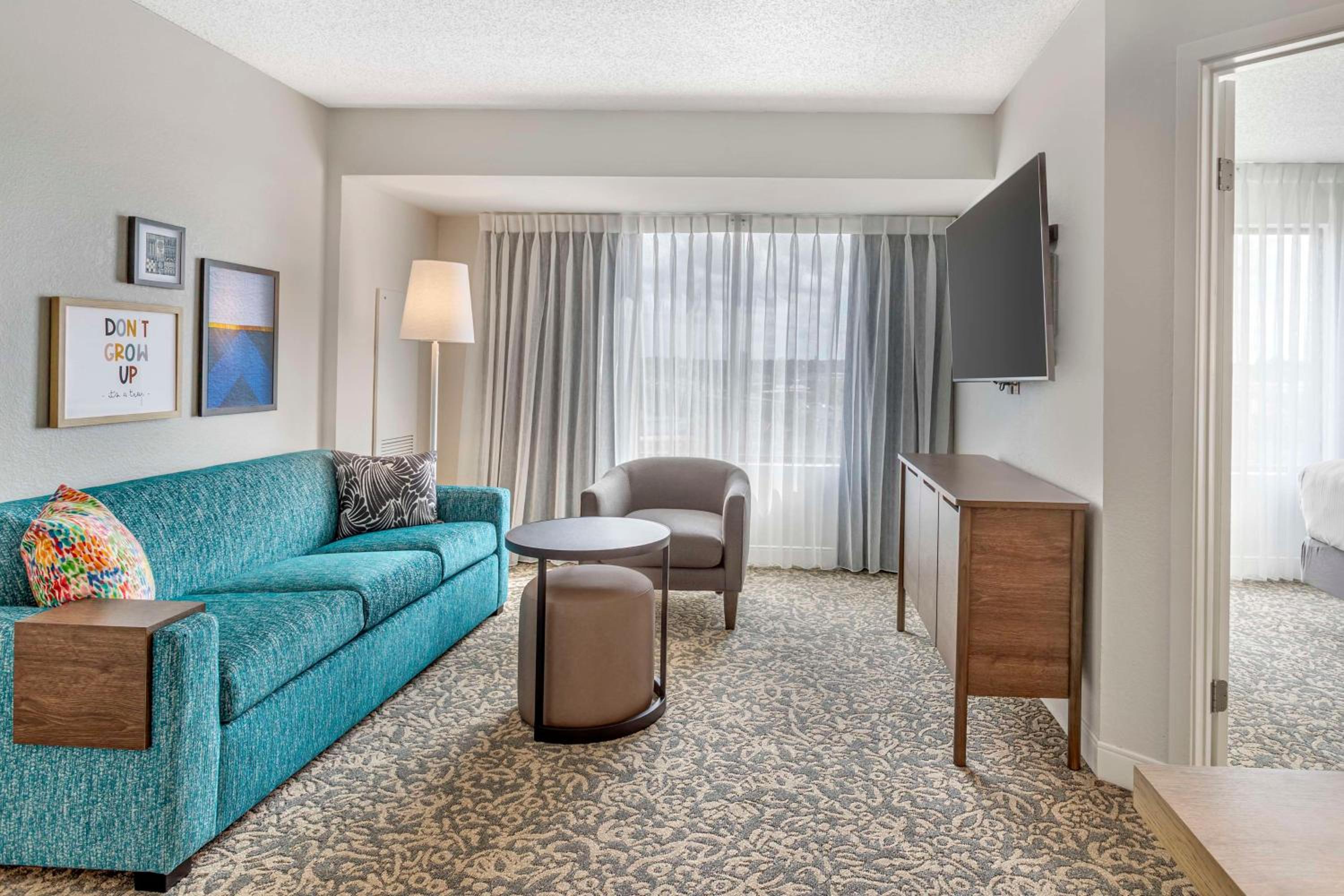 Two Bedroom Suite with Two Queen Beds thumbnail 6