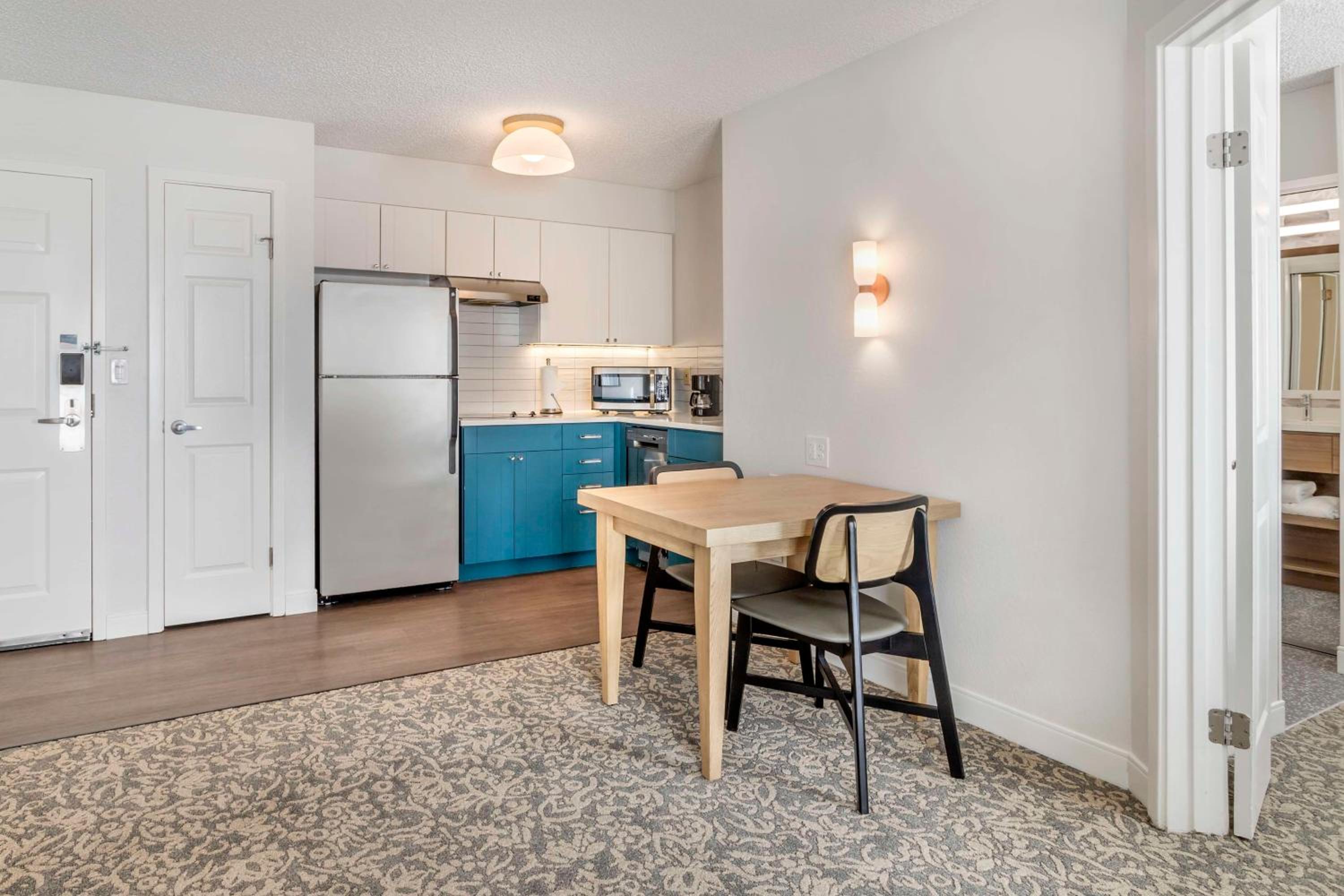 Hearing Accessible One Bedroom Suite Queen thumbnail 5
