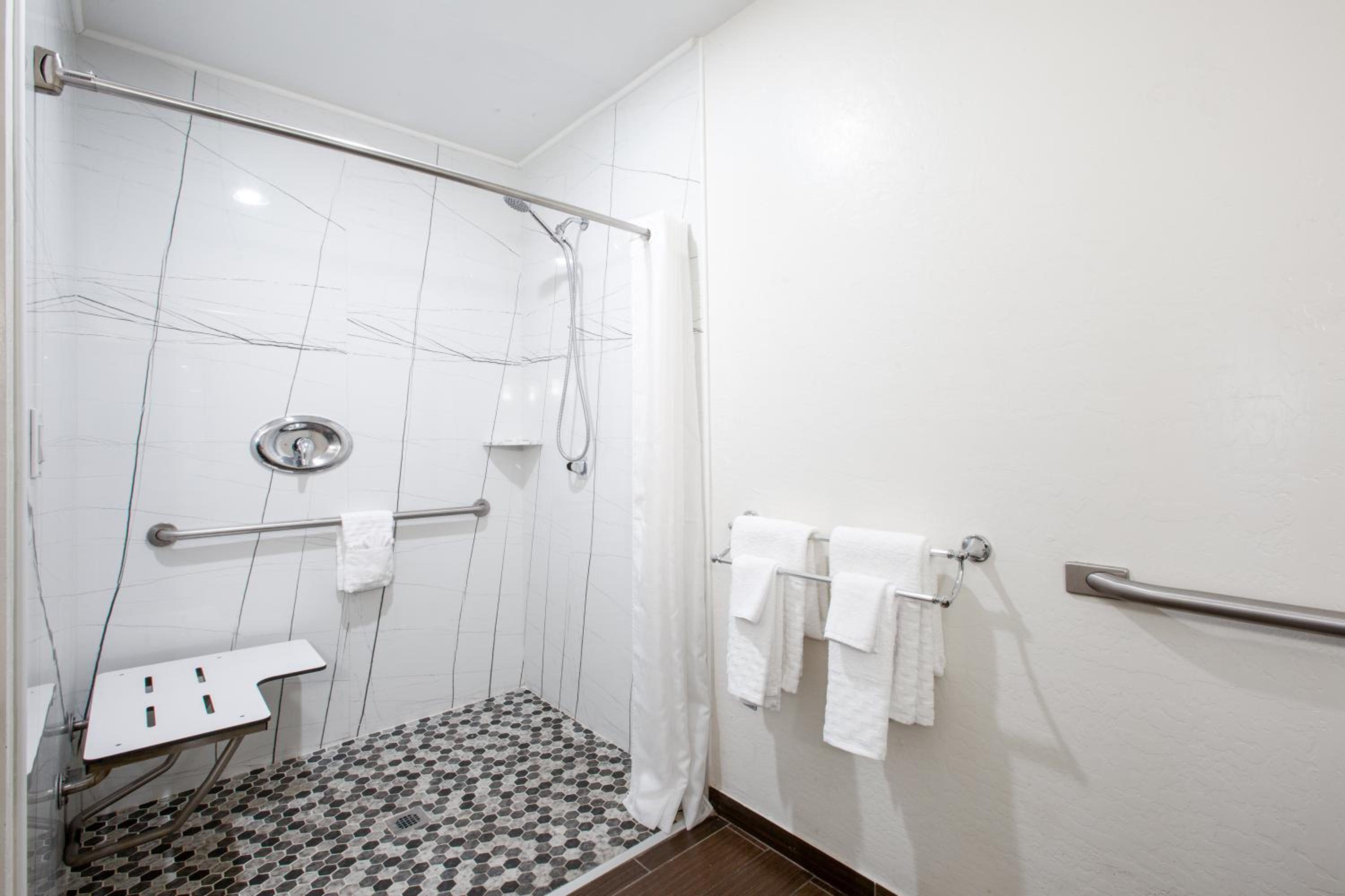 King Room with Roll-In Shower - Disability Access - Photo 7