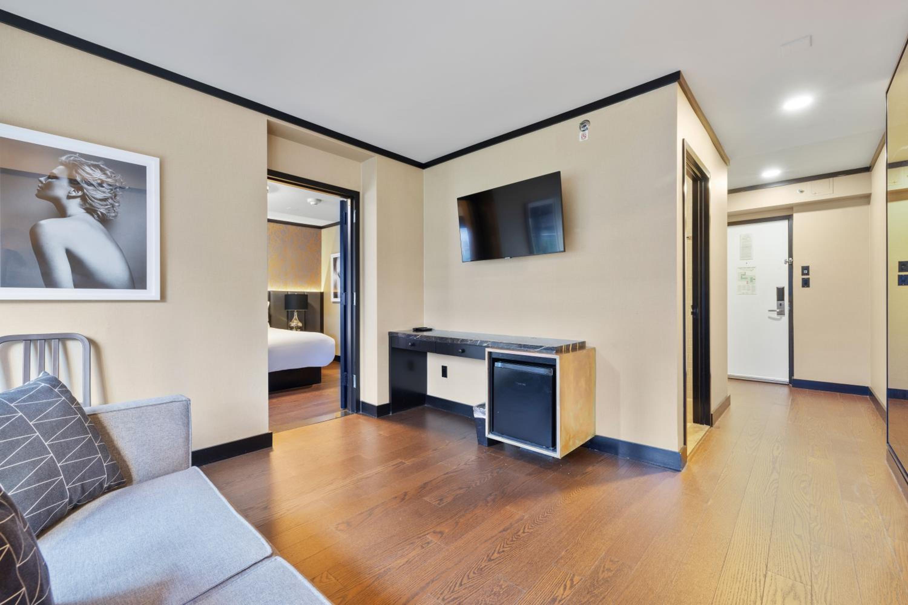 Two-Bedroom Suite photo 3