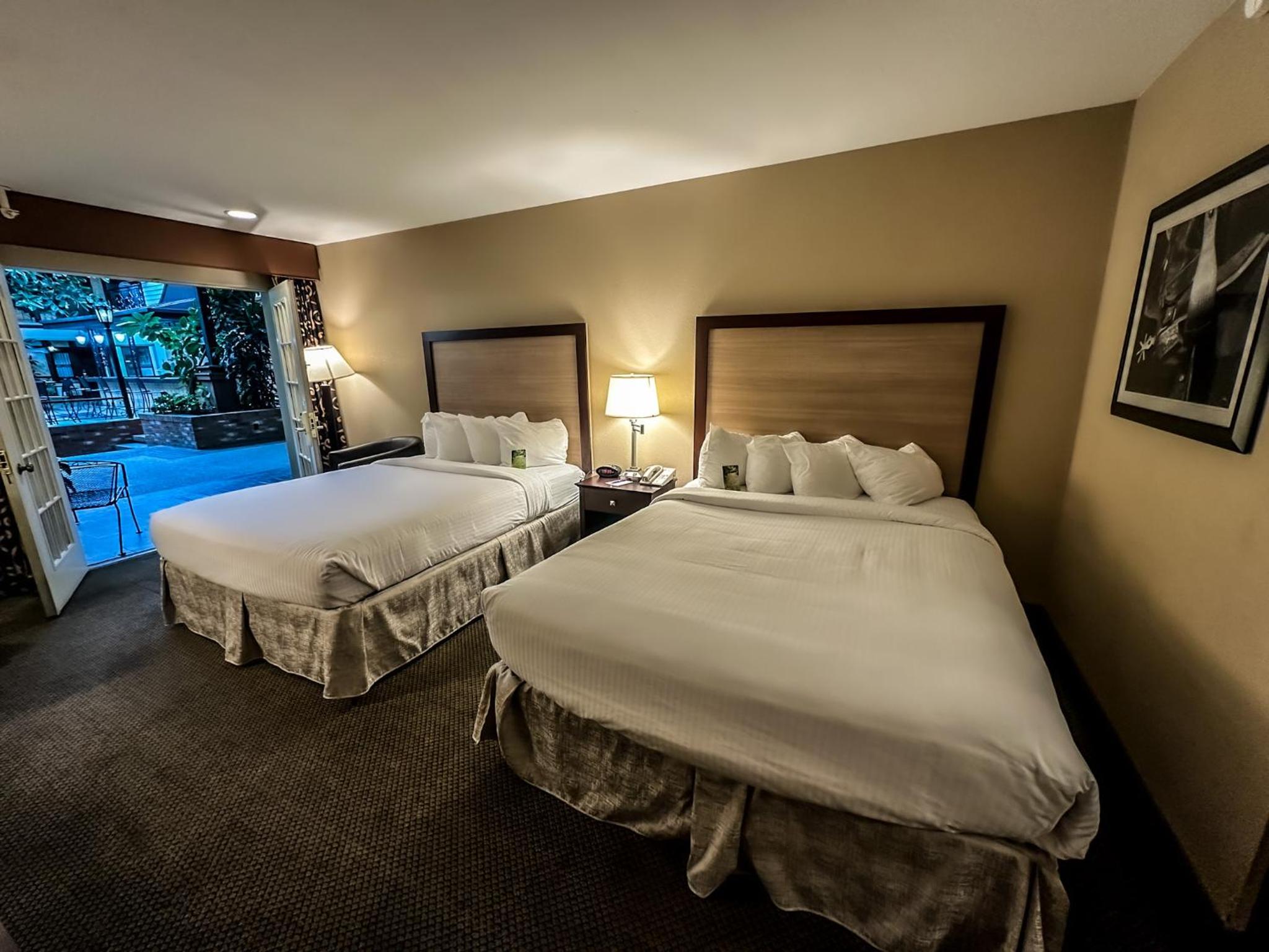 Executive Queen Room with Two Queen Beds photo 2