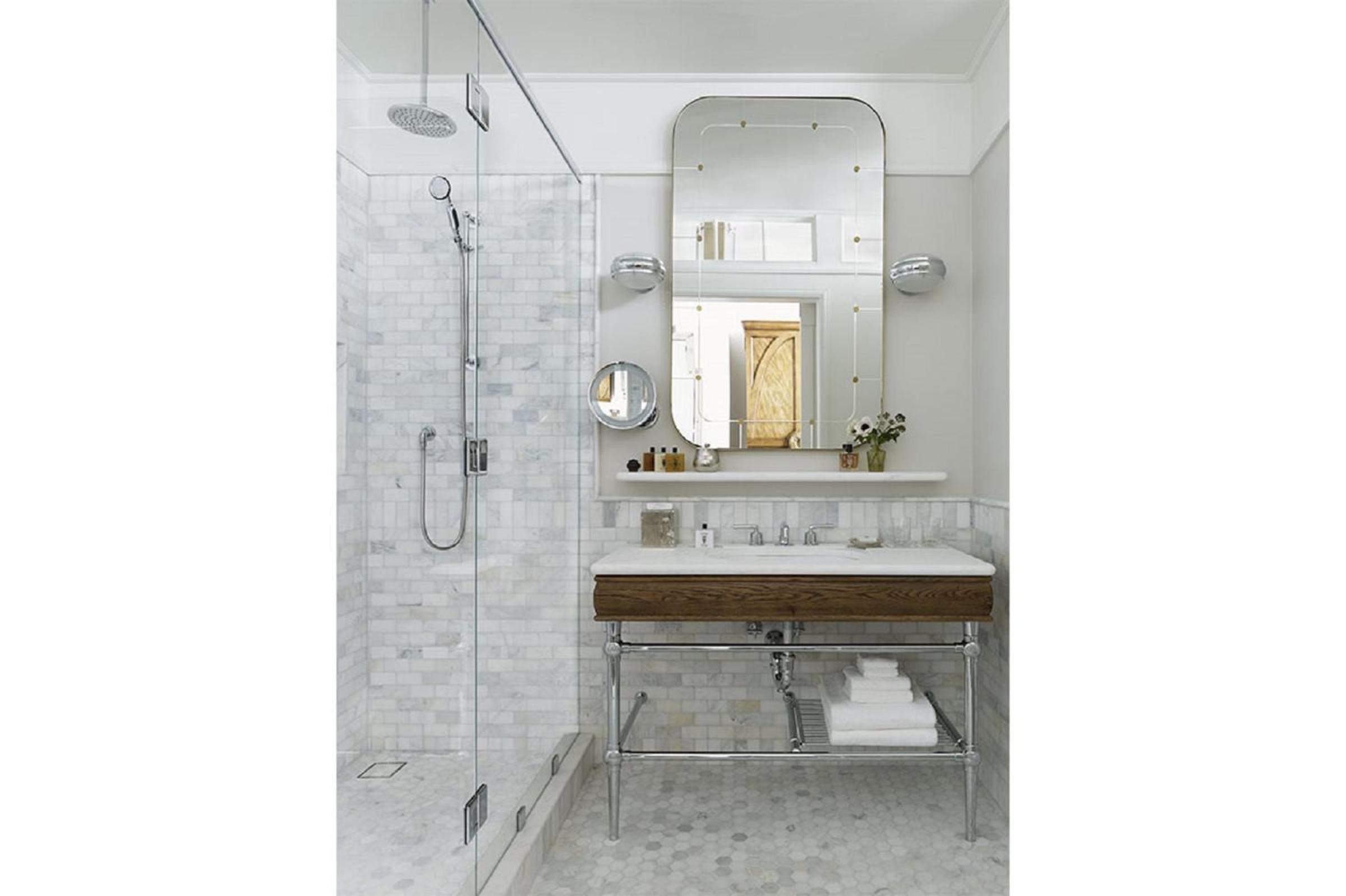 Queen Room with Bathtub - Mobility Accessible