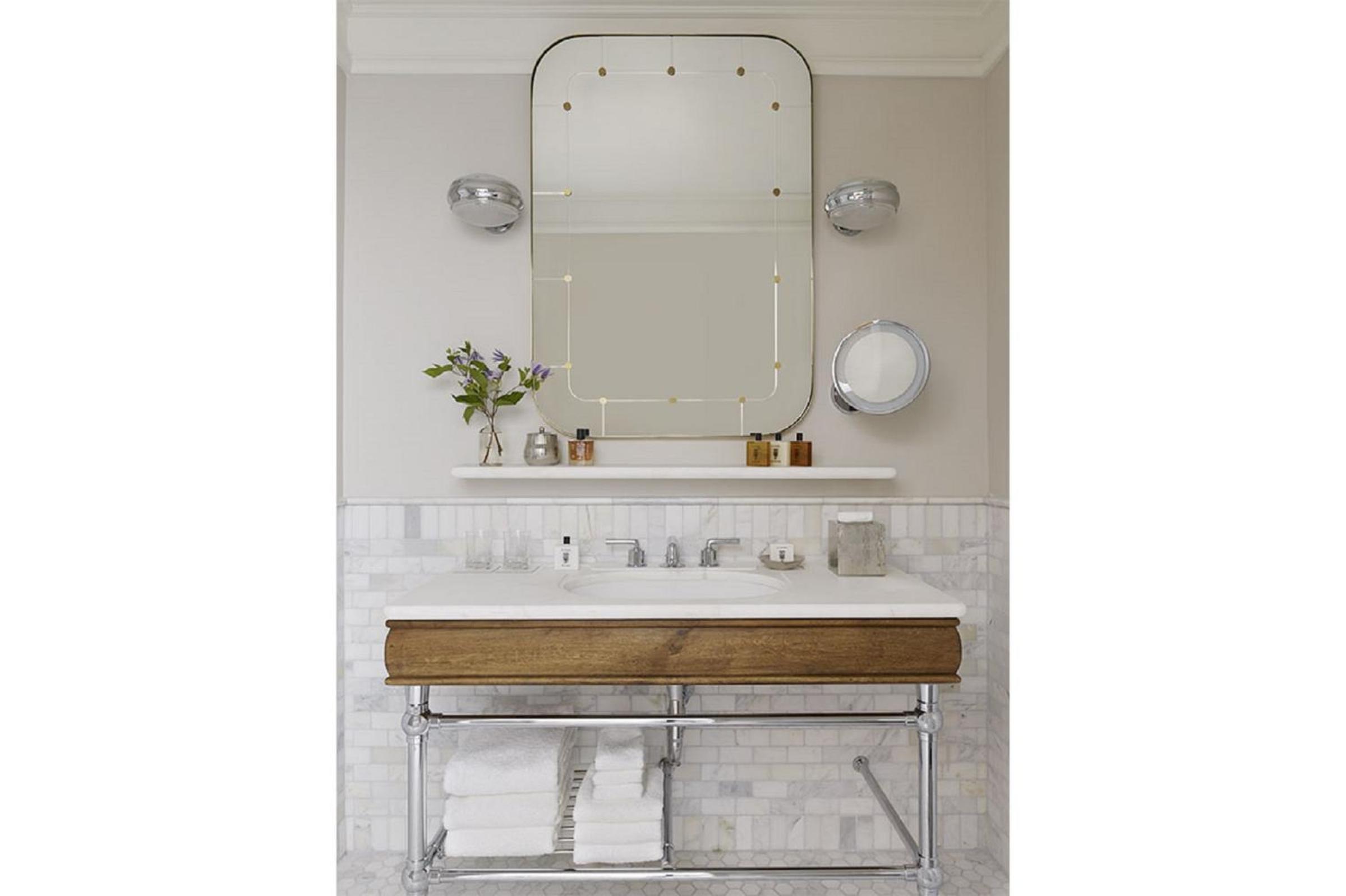 Queen Room with Bathtub - Mobility Accessible