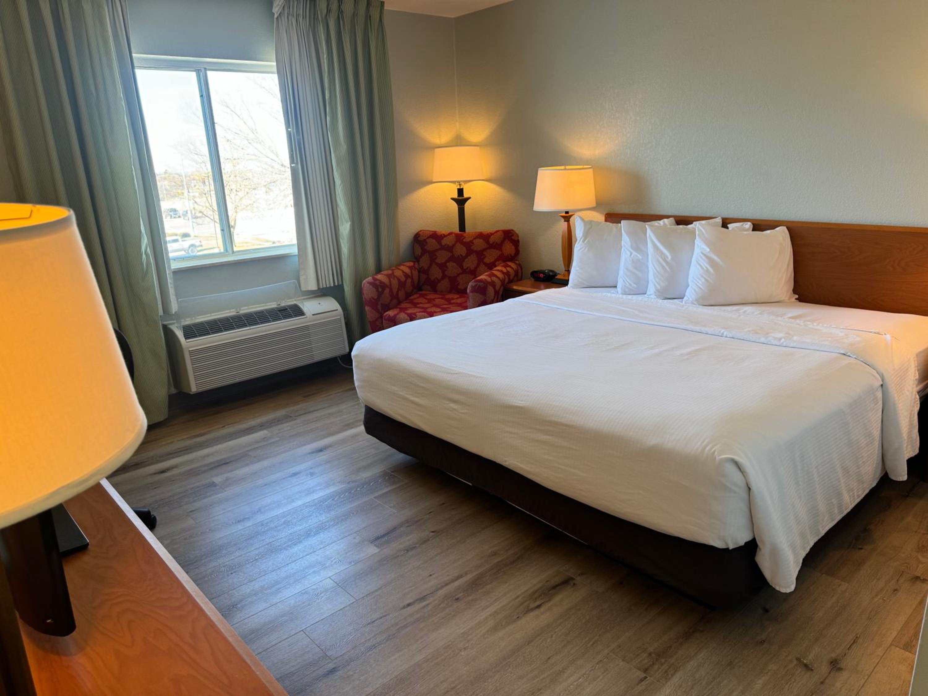 King Room - Non-Smoking - Photo 6