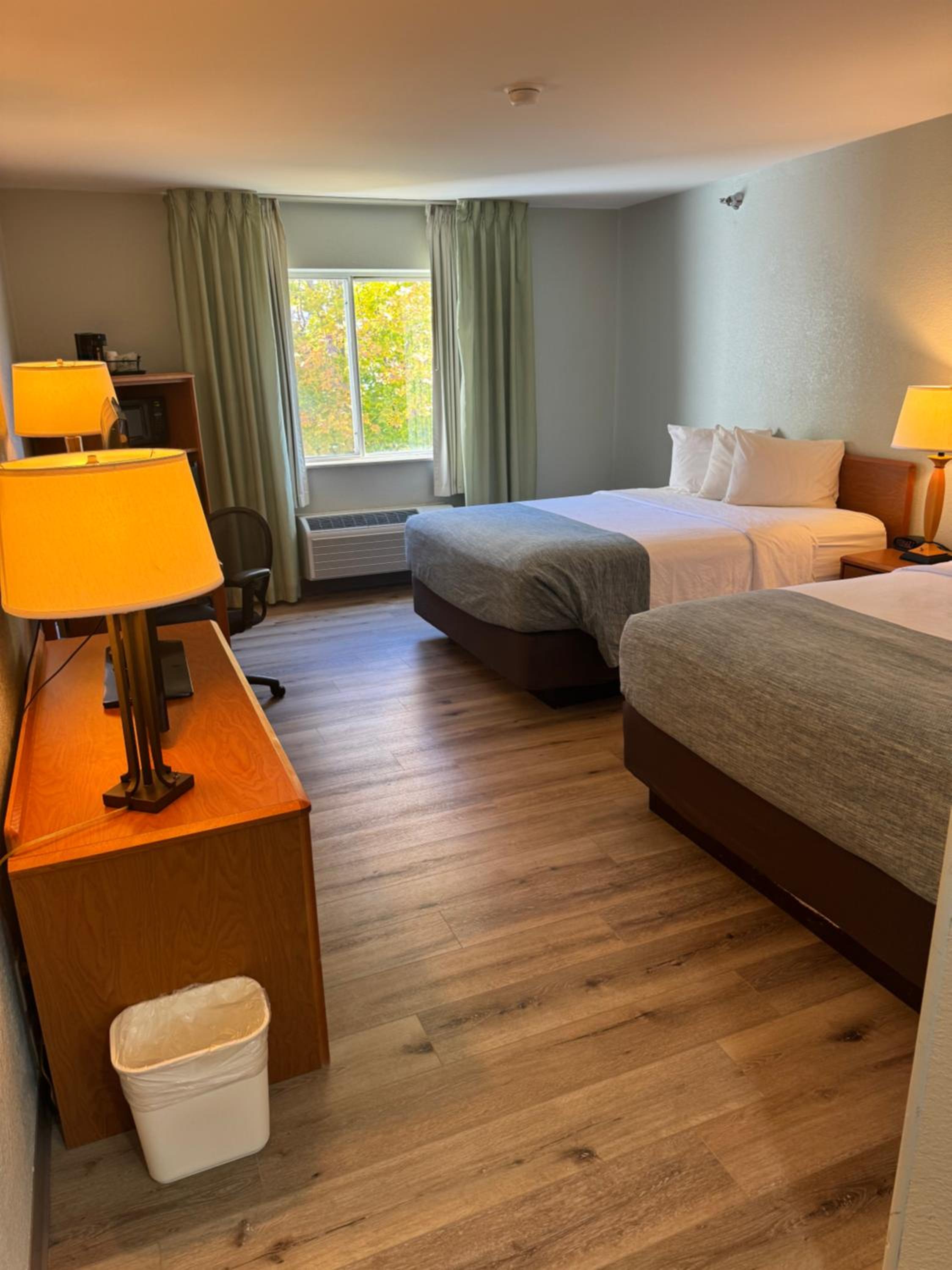 Queen Room with Two Queen Beds - Non-Smoking - Photo 10