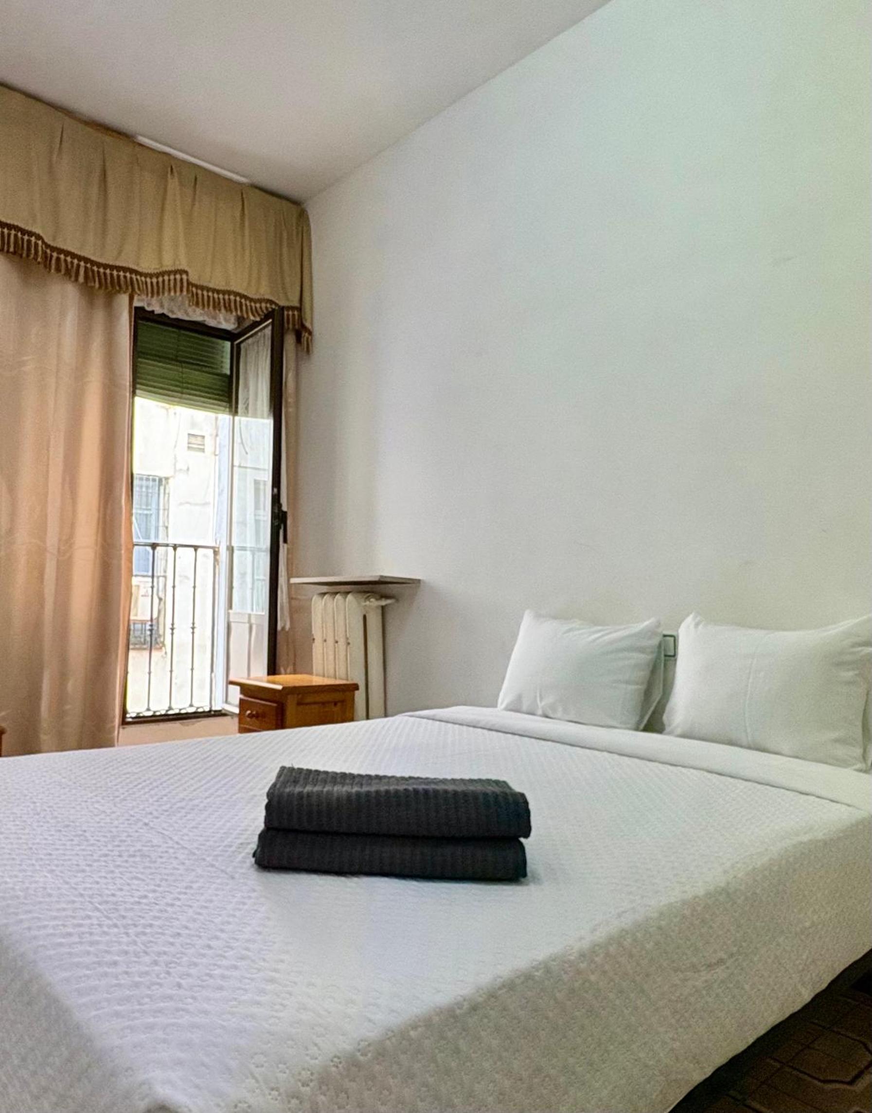 Double or Twin Room with Shared Bathroom photo 3