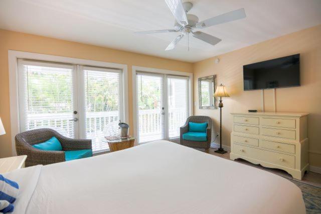 Queen Room with Pool View ( #110)