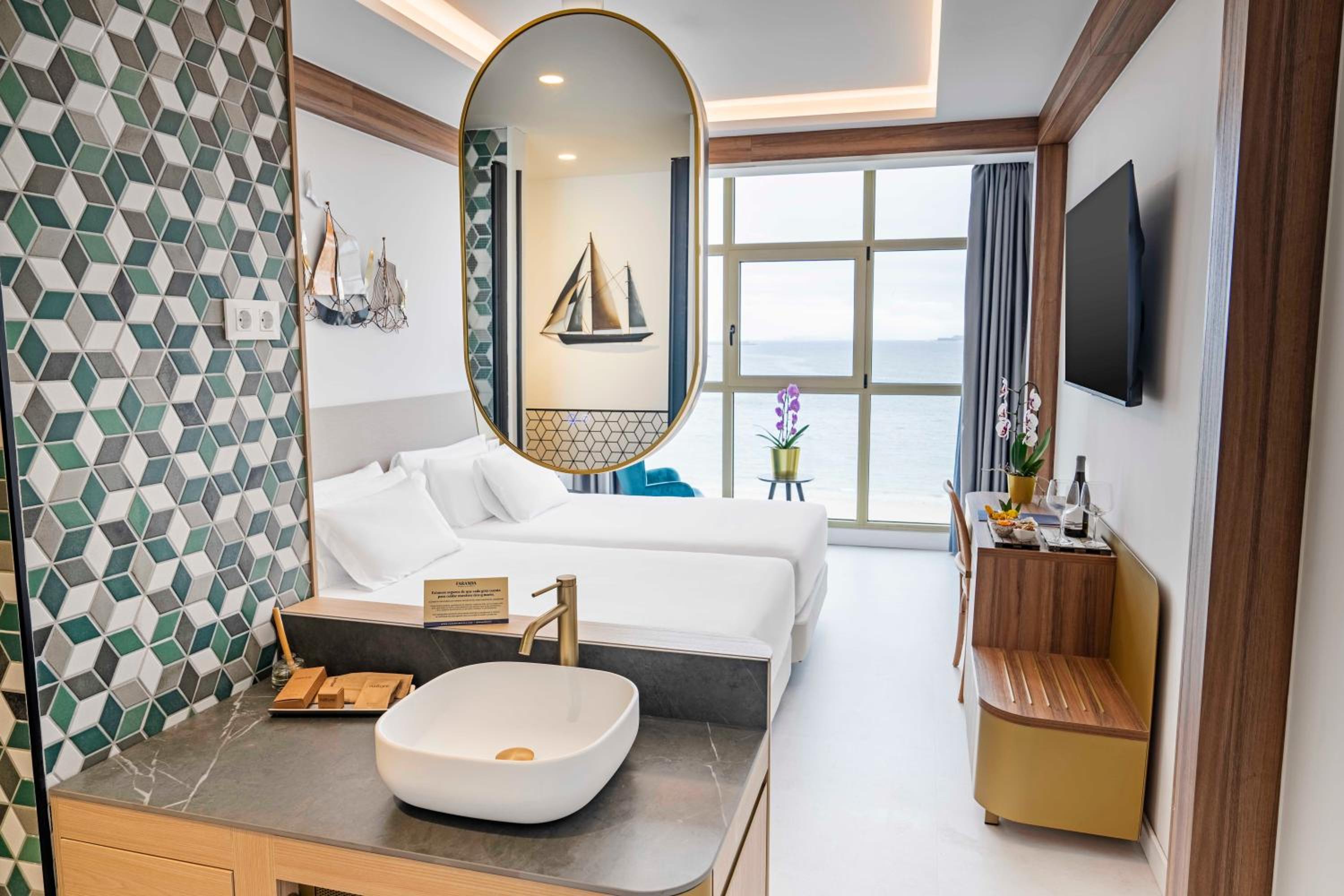 2 Single Beds, Superior Room, Sea View - Photo 1