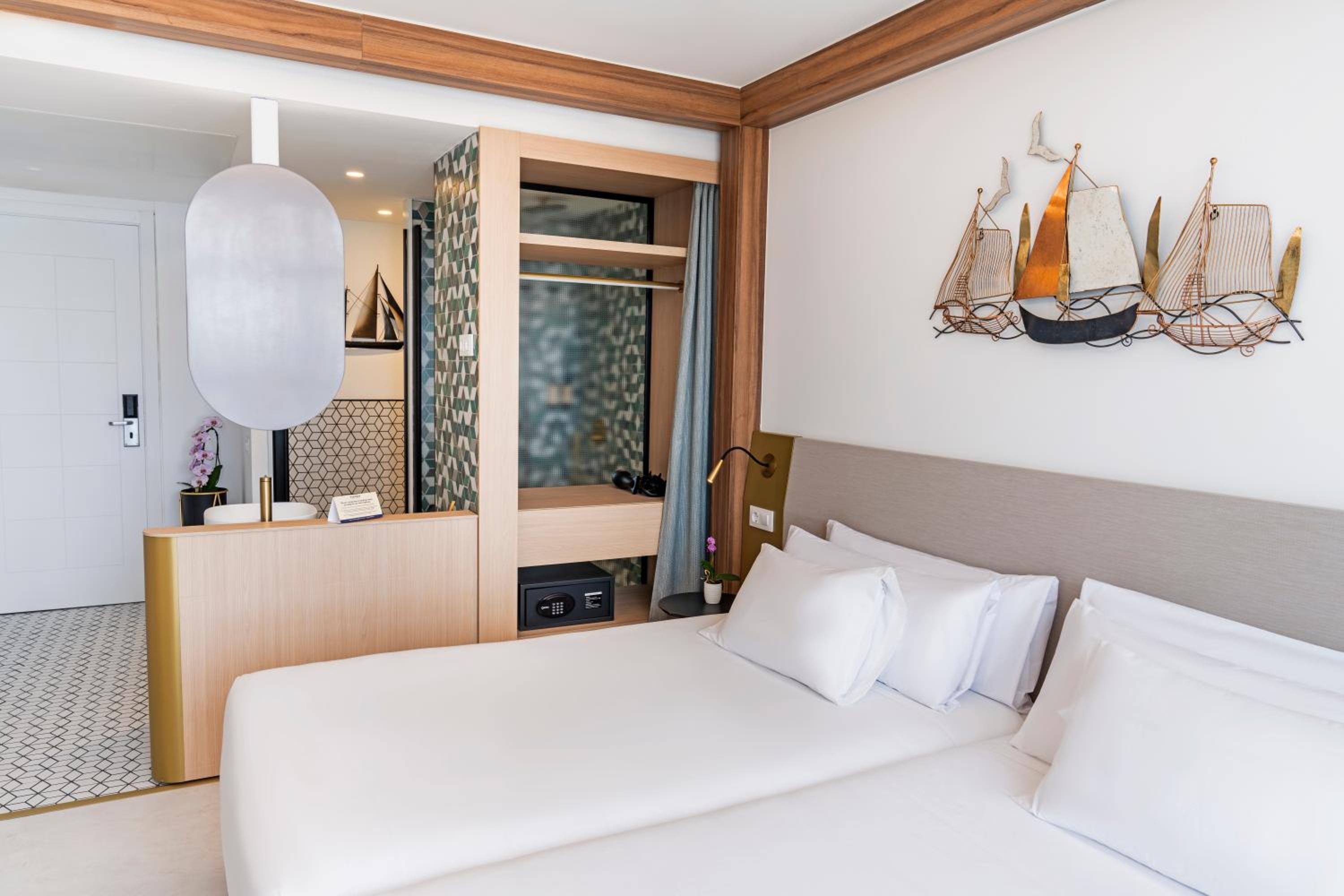 2 Single Beds, Superior Room, Sea View - Photo 3