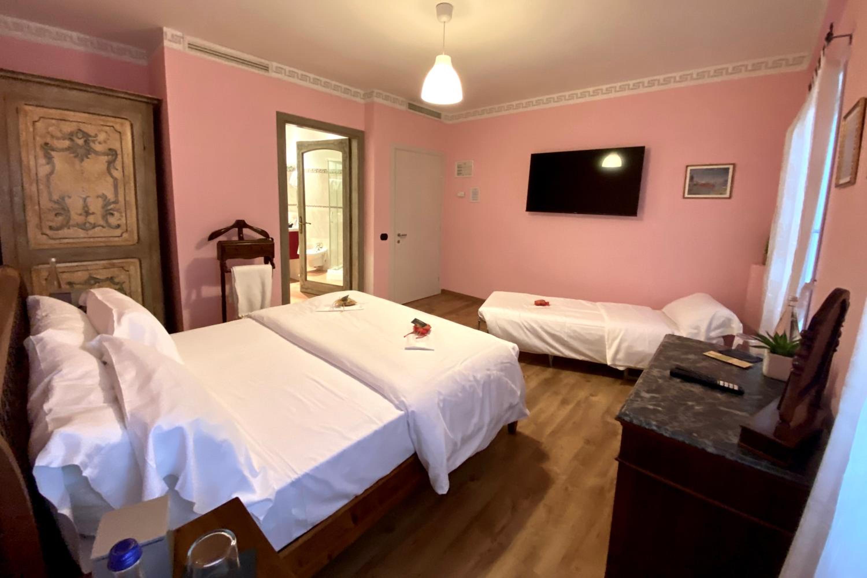 Deluxe Double Room With Extra Bed photo 3