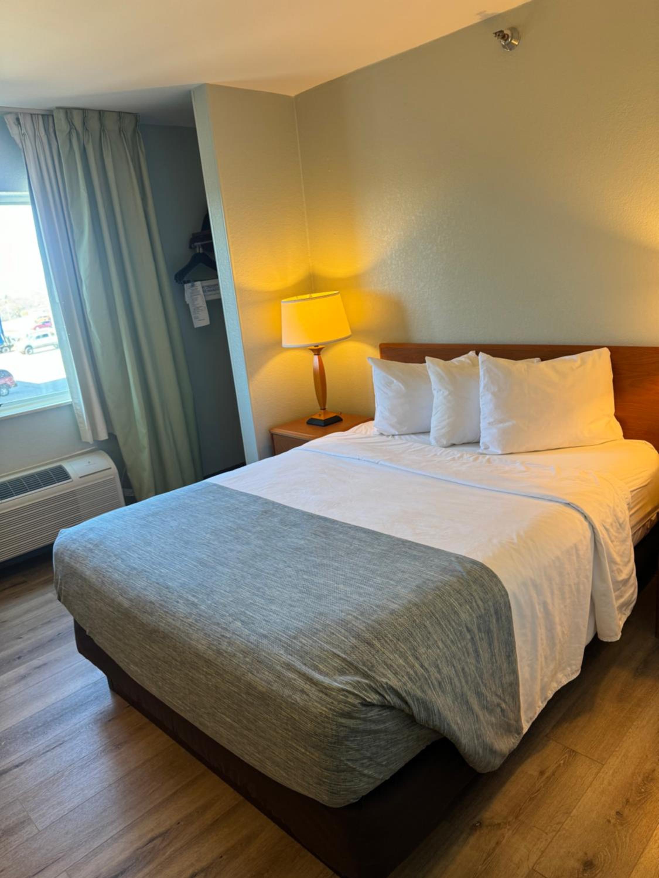 Queen Room - Non-Smoking - Photo 2