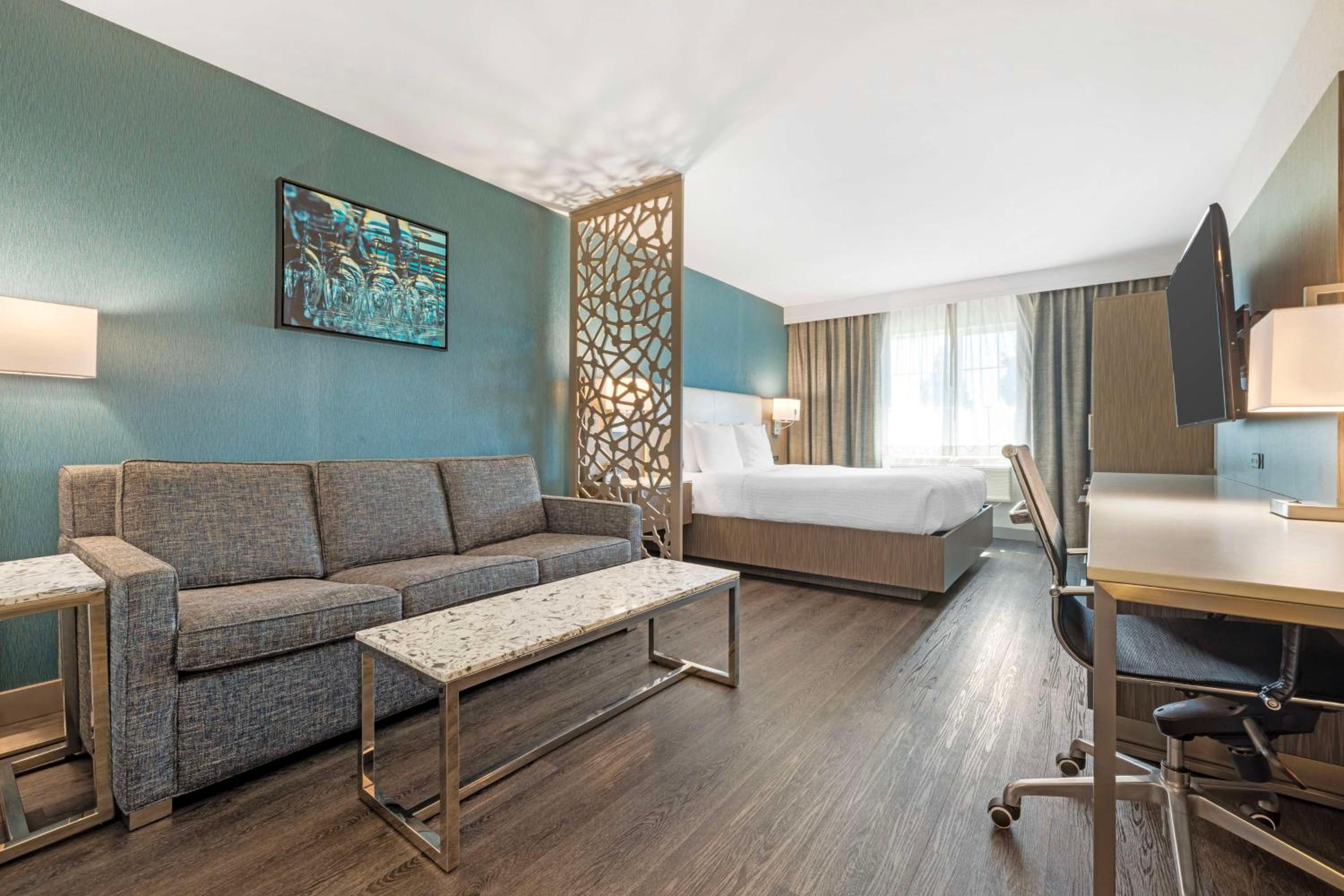 King Suite with Sofa Bed - Non-Smoking photo 2