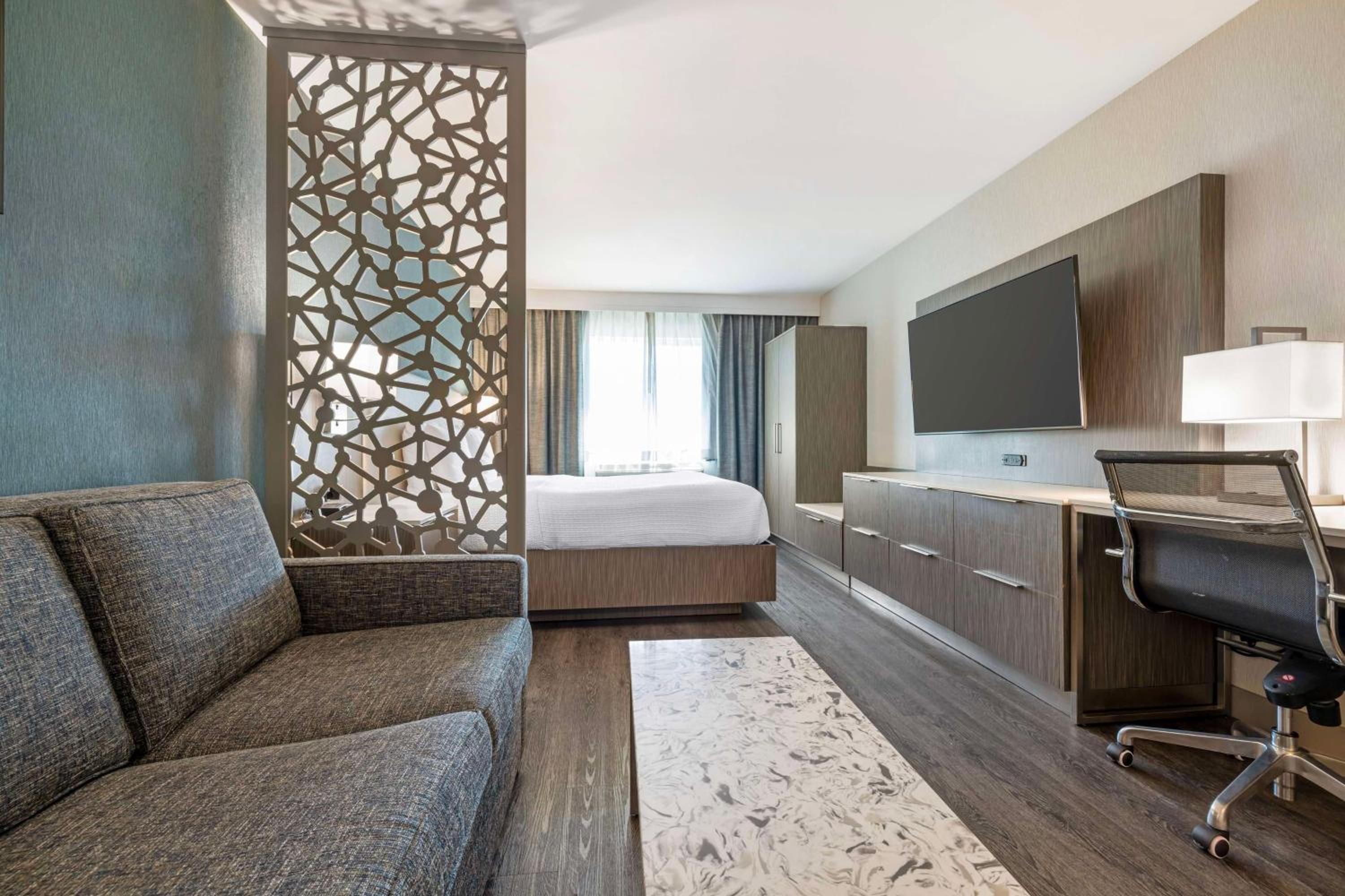 King Suite with Sofa Bed - Non-Smoking photo 3