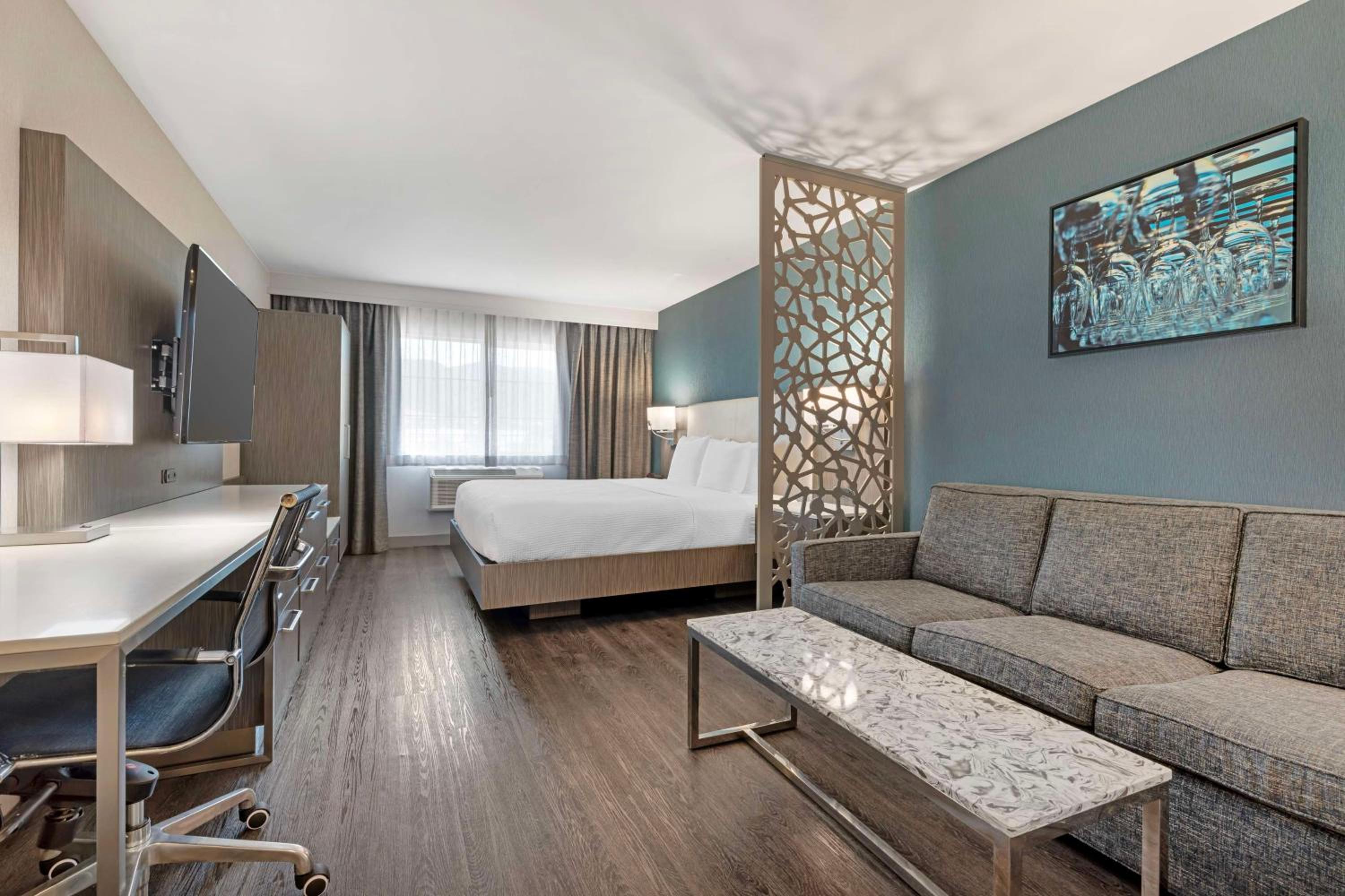 King Suite with Walk-In Shower - Mobility Access