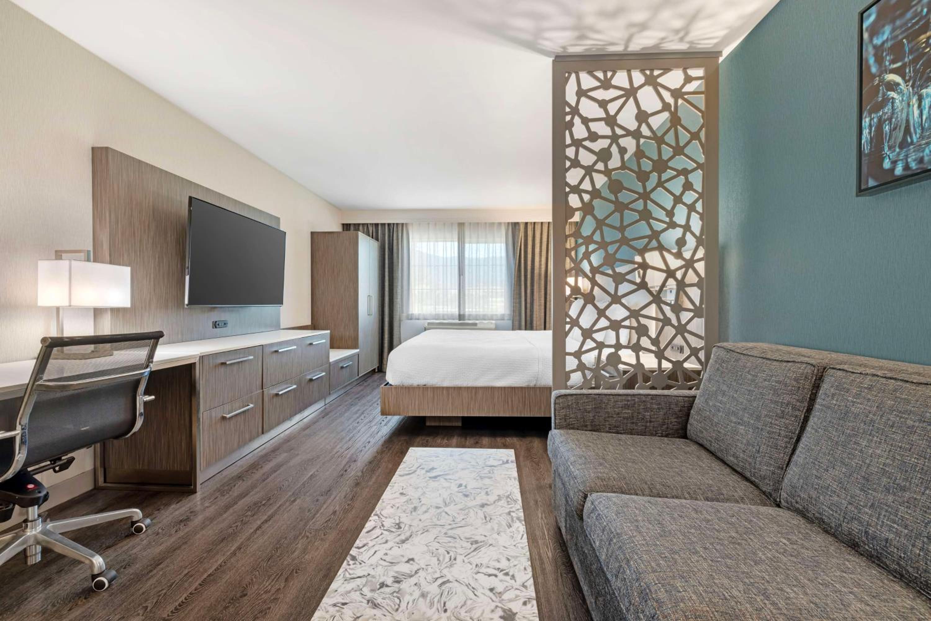 King Suite with Walk-In Shower - Mobility Access photo 2