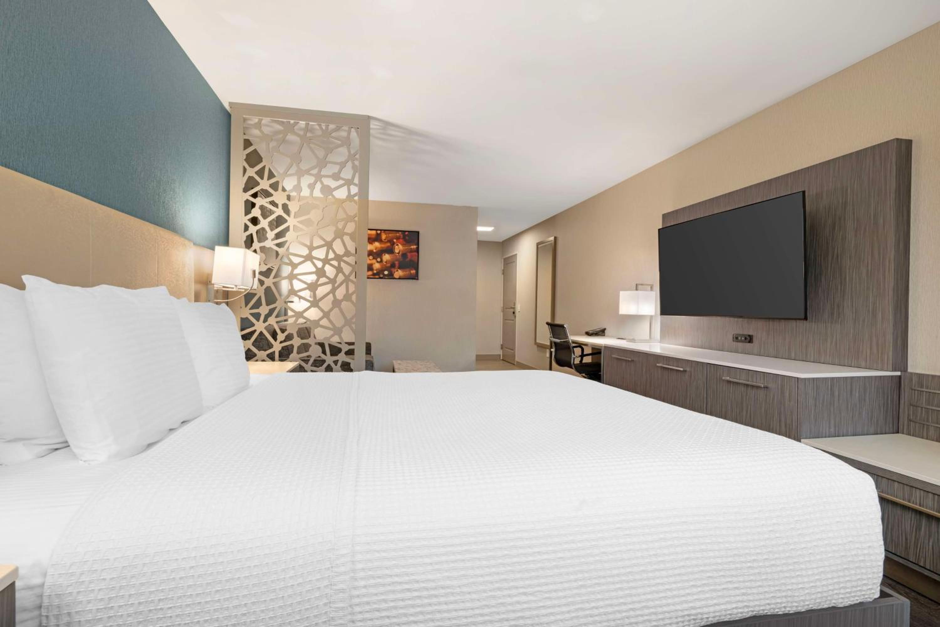 King Suite with Walk-In Shower - Mobility Access photo 3