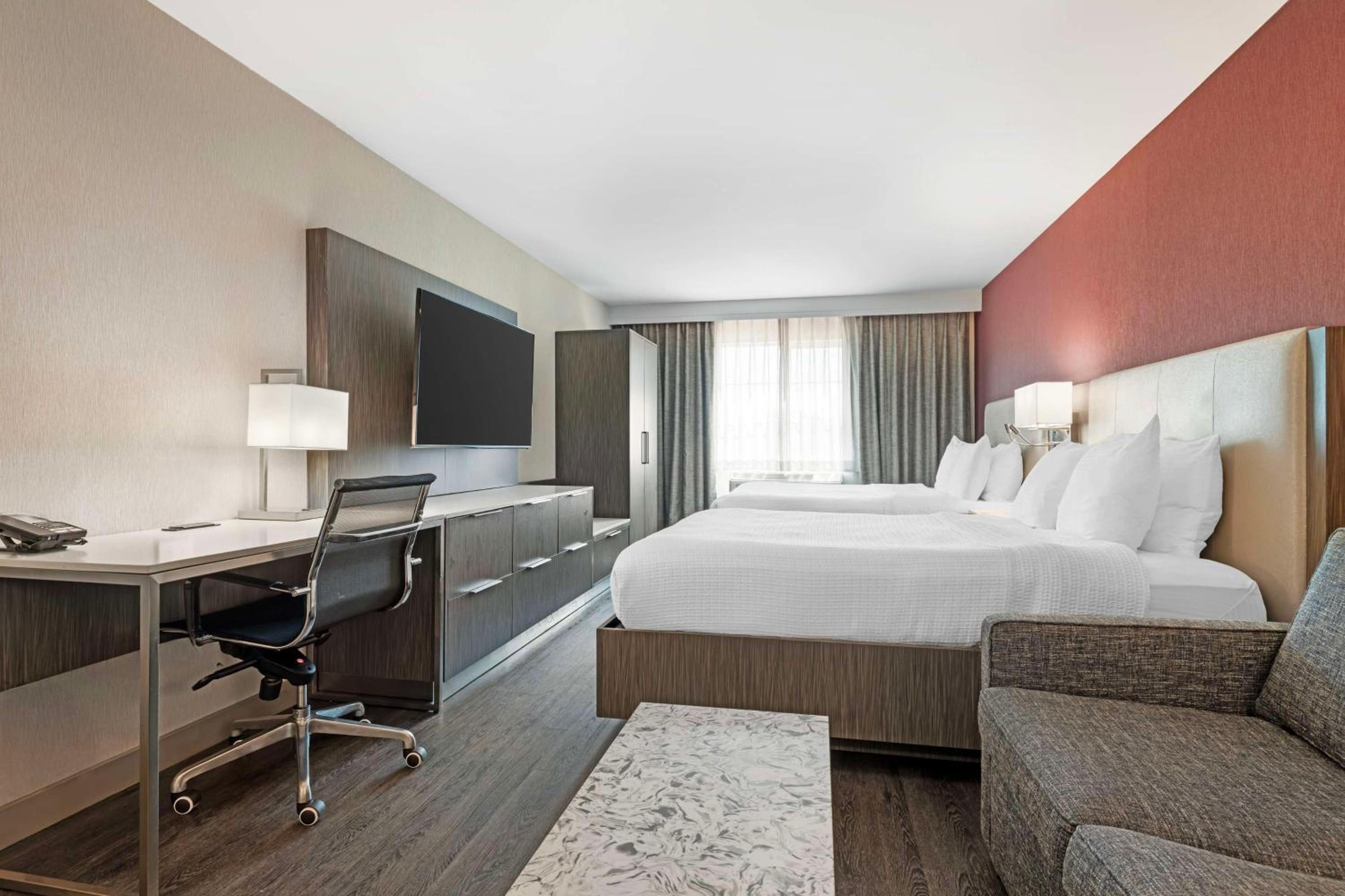 Queen Suite with Walk-In Shower - Mobility Access photo 2