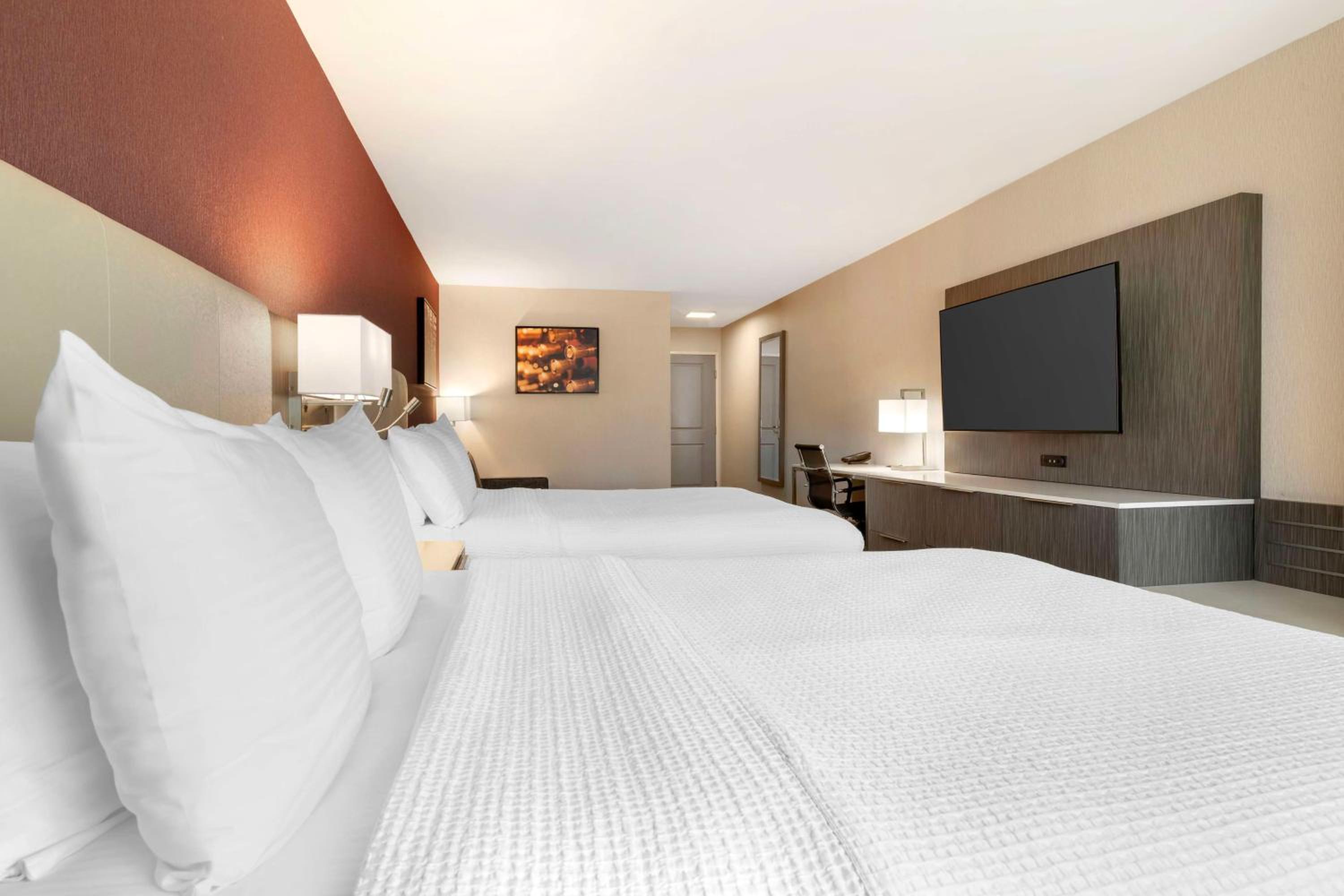 Queen Suite with Walk-In Shower - Mobility Access