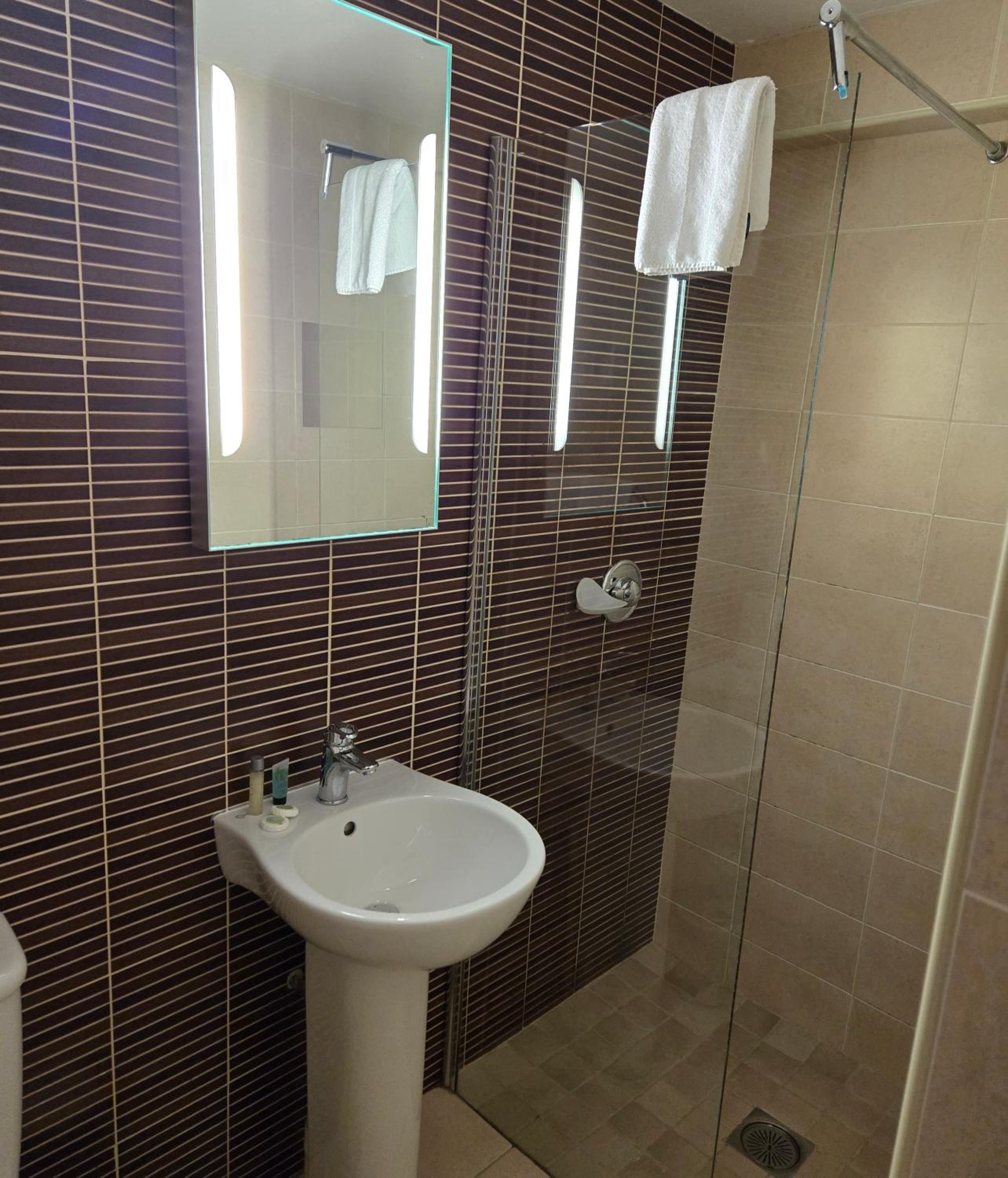 Budget Twin Room - Photo 4