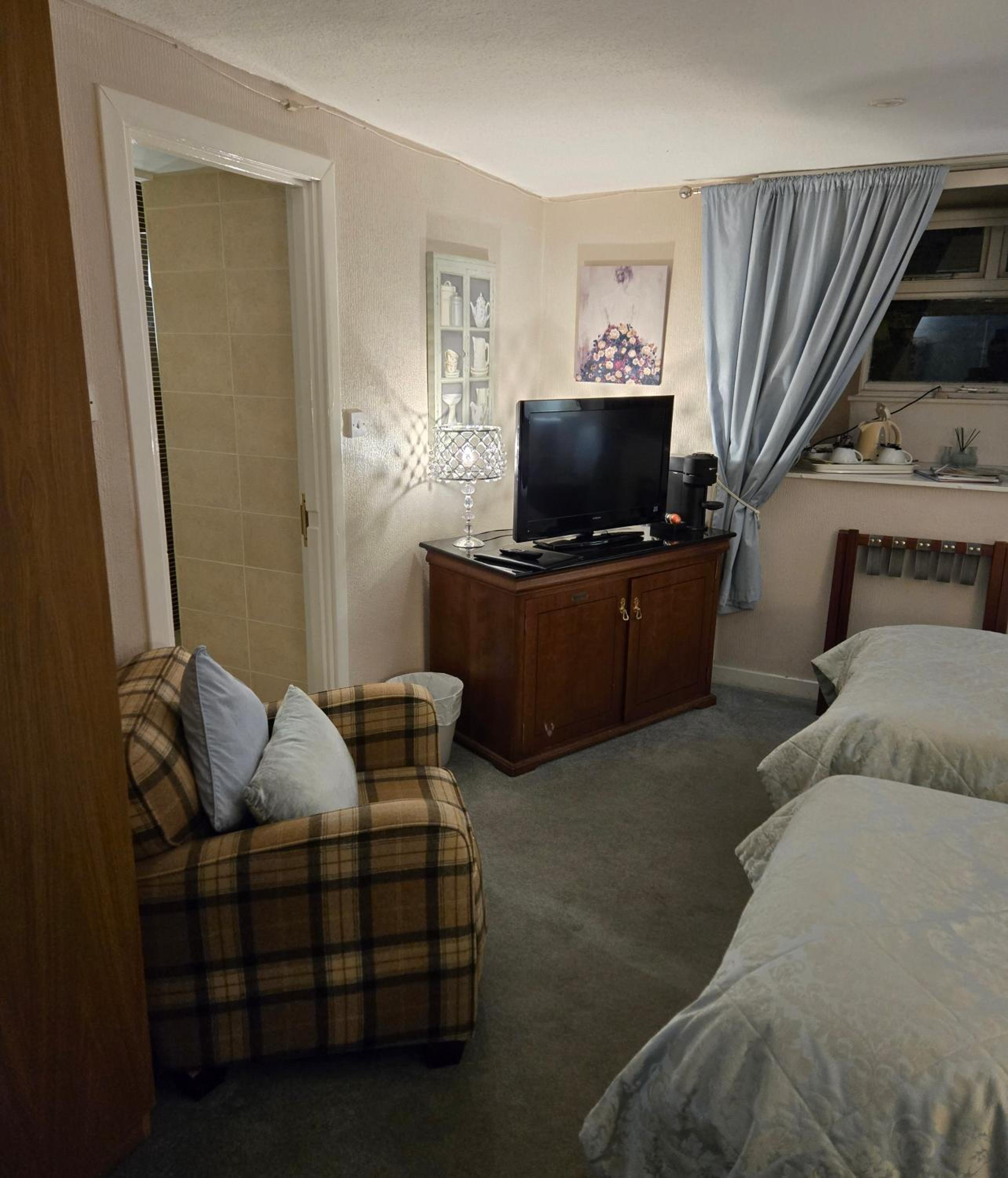 Budget Twin Room - Photo 3