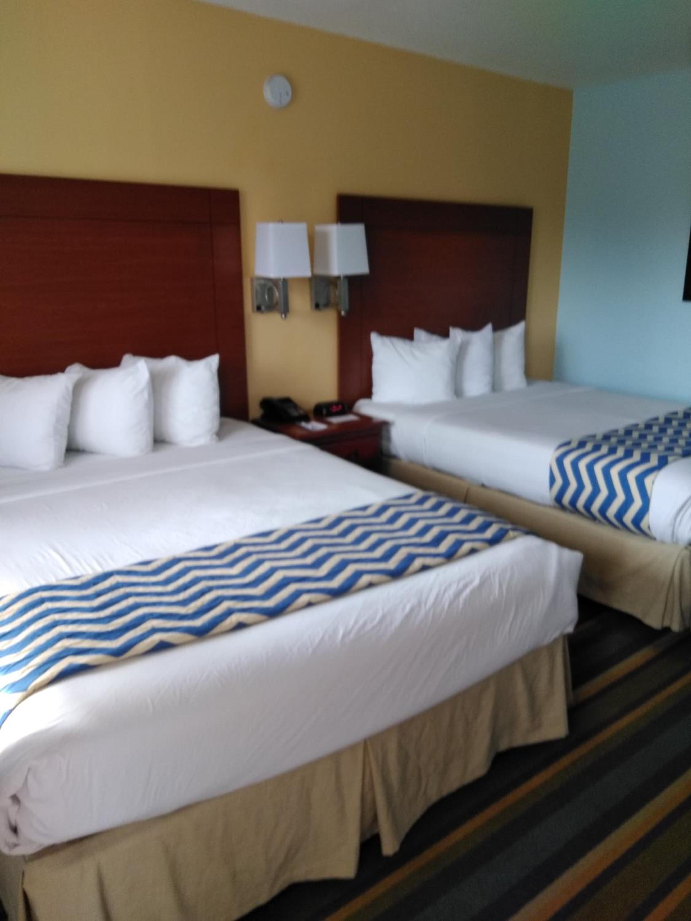 Two-Bedroom Deluxe Suite - Non-Smoking - Photo 4