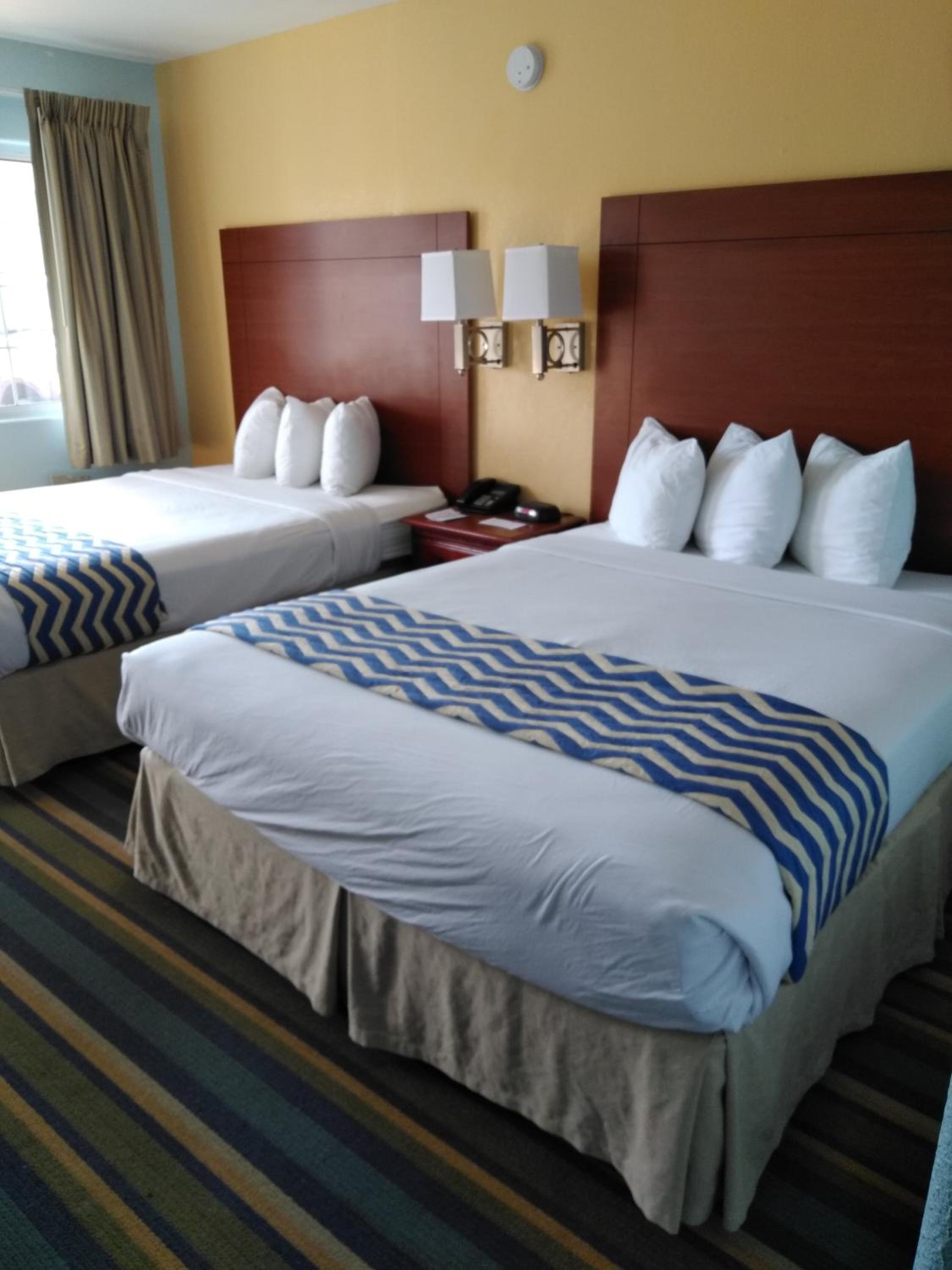 Queen Room with Two Queen Beds - Non-Smoking - Photo 1
