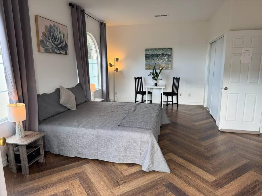 Six-Bedroom House photo 1