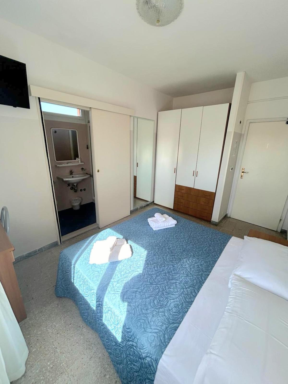 Standard Double or Twin Room - Photo 5