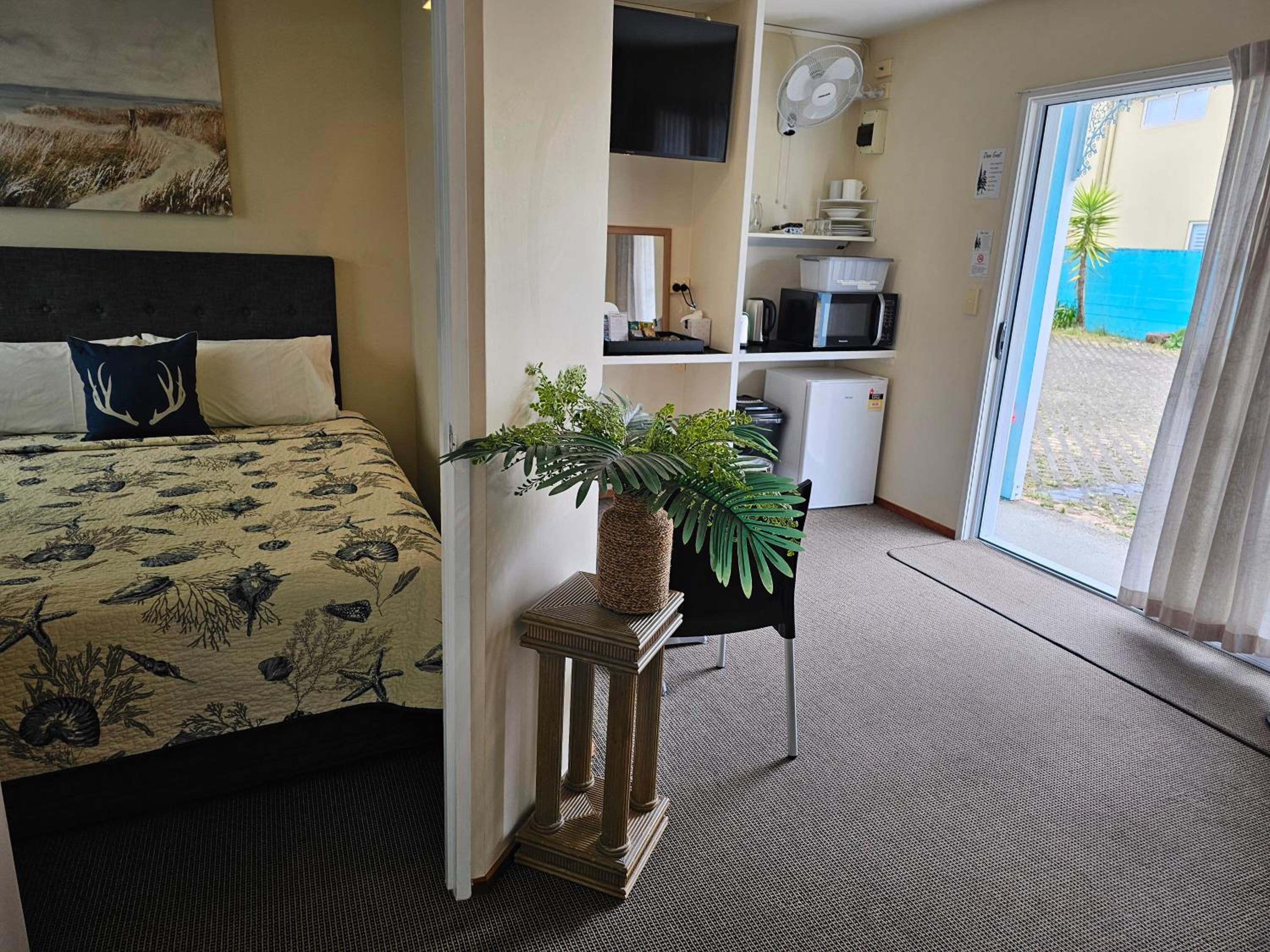 Deluxe Twin Room with Free Netflix - Photo 3