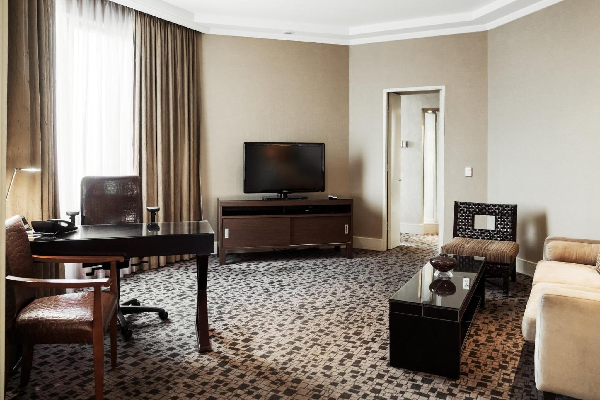One-Bedroom Luxury Suite - Photo 5
