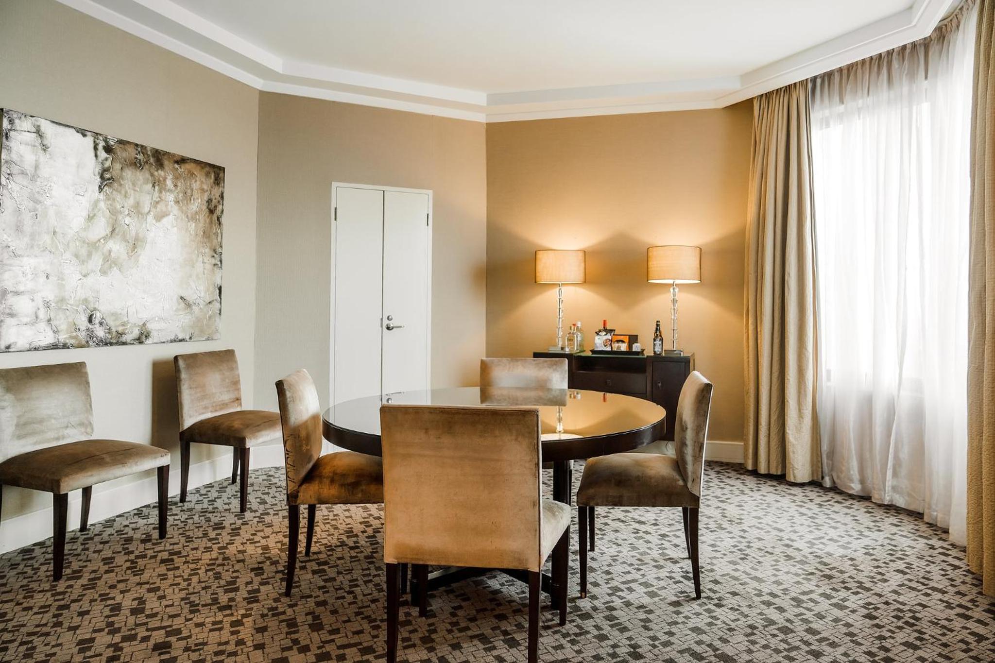 One-Bedroom Luxury Suite - Photo 4