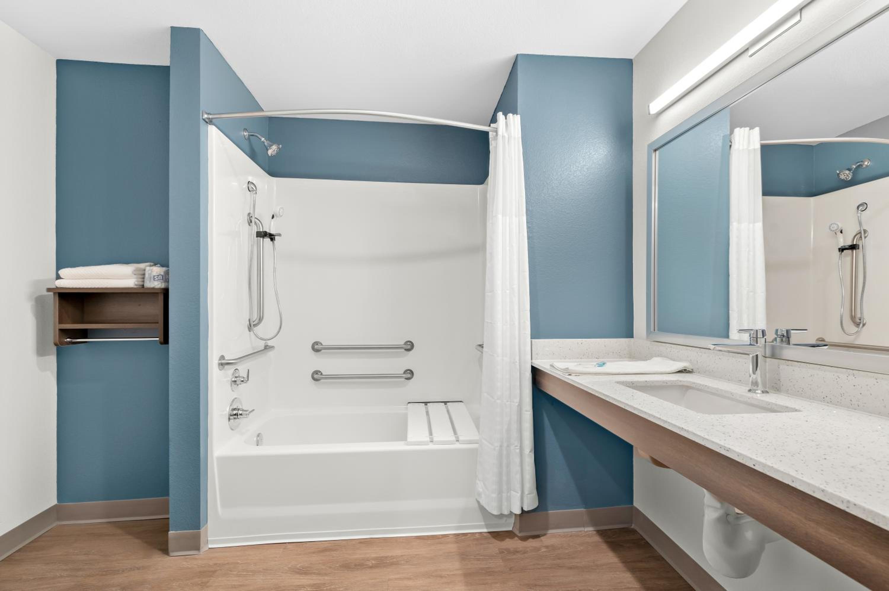 Queen Suite with Two Queen Beds and Tub - Disability Access/Non Smoking photo 3