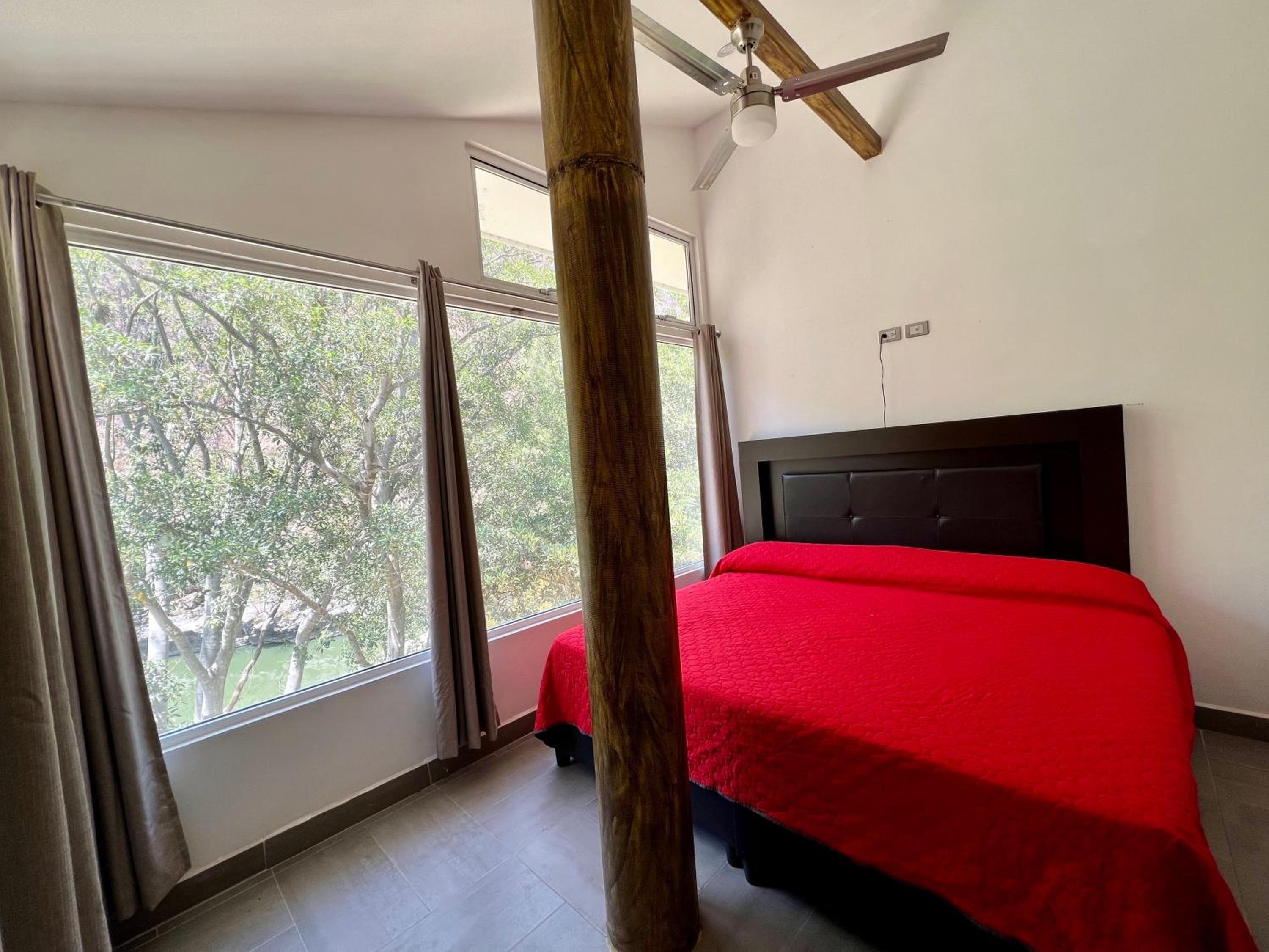 Deluxe Two-Bedroom Apartment with Garden View photo 3