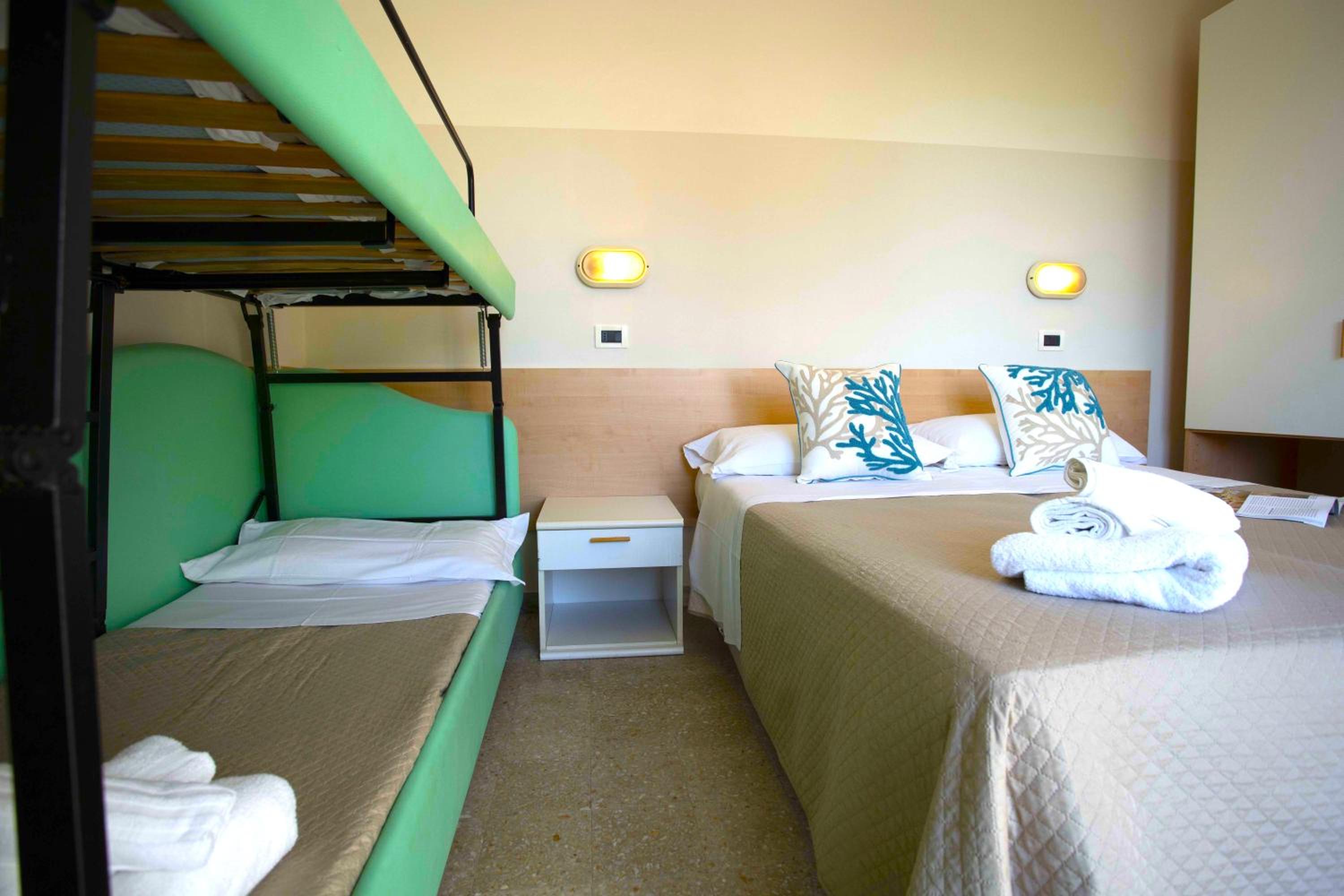 Quadruple Room with Sea View - Photo 7