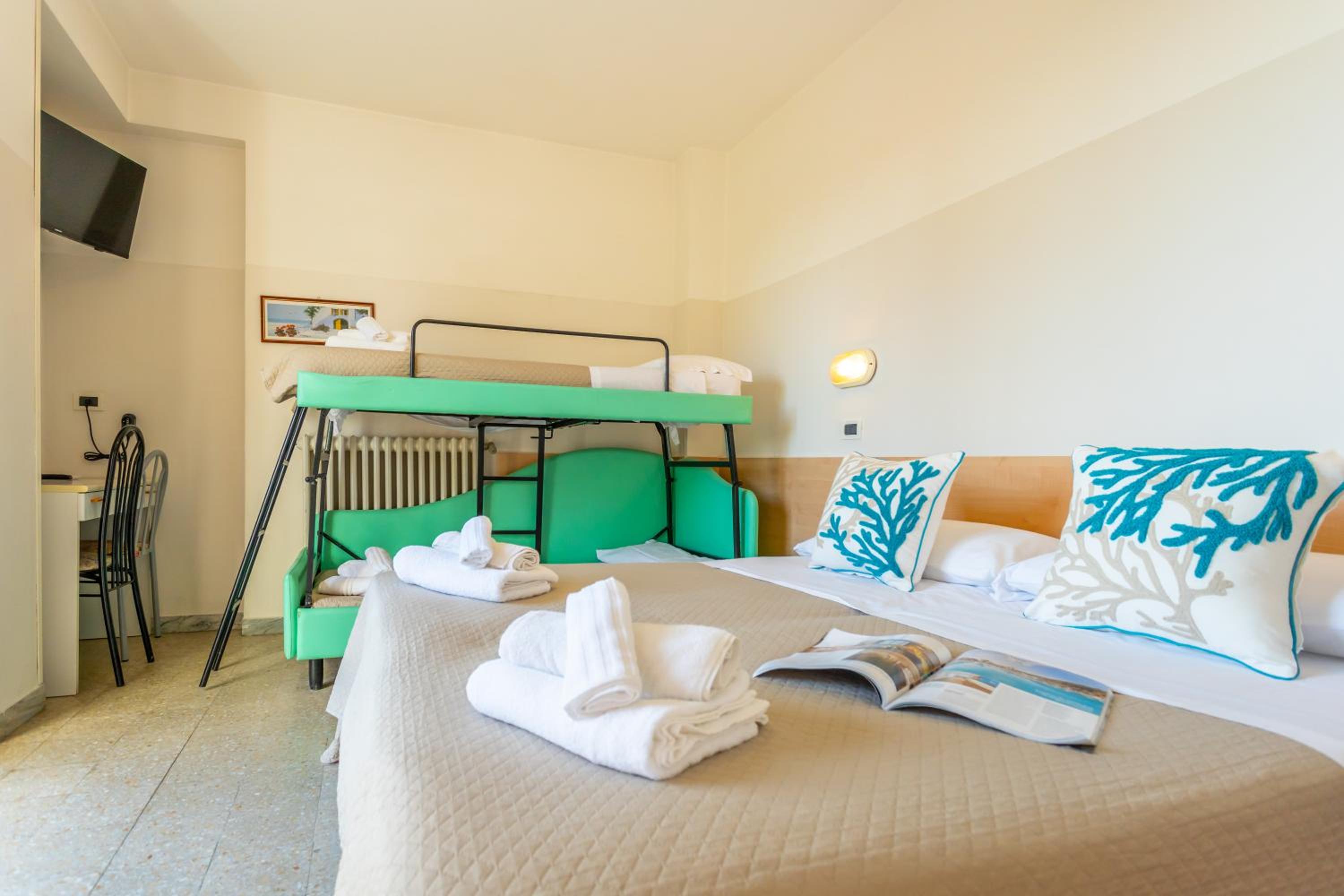 Quadruple Room with Sea View - Photo 1
