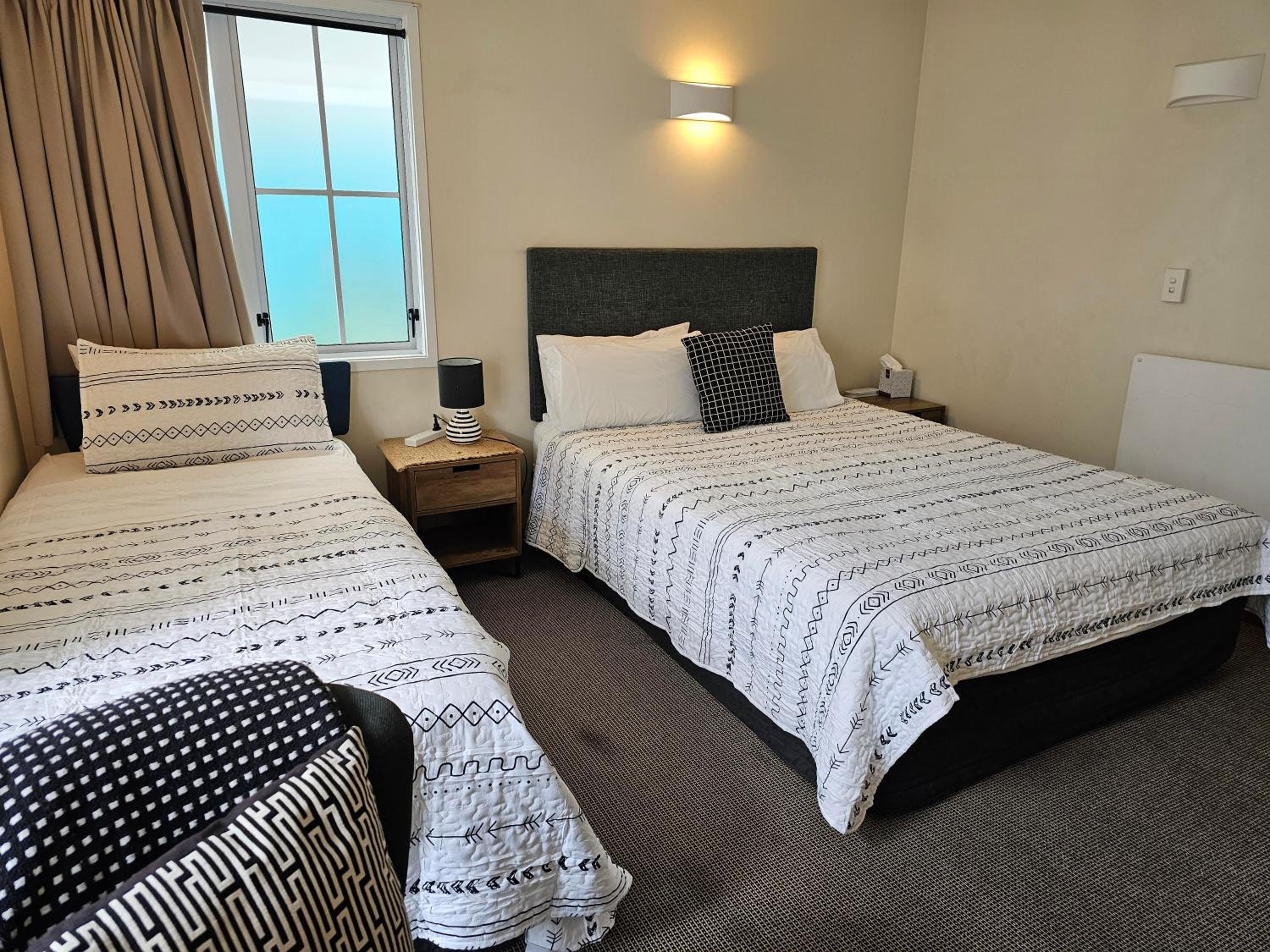 Twin Room with Free Netflix - Photo 1