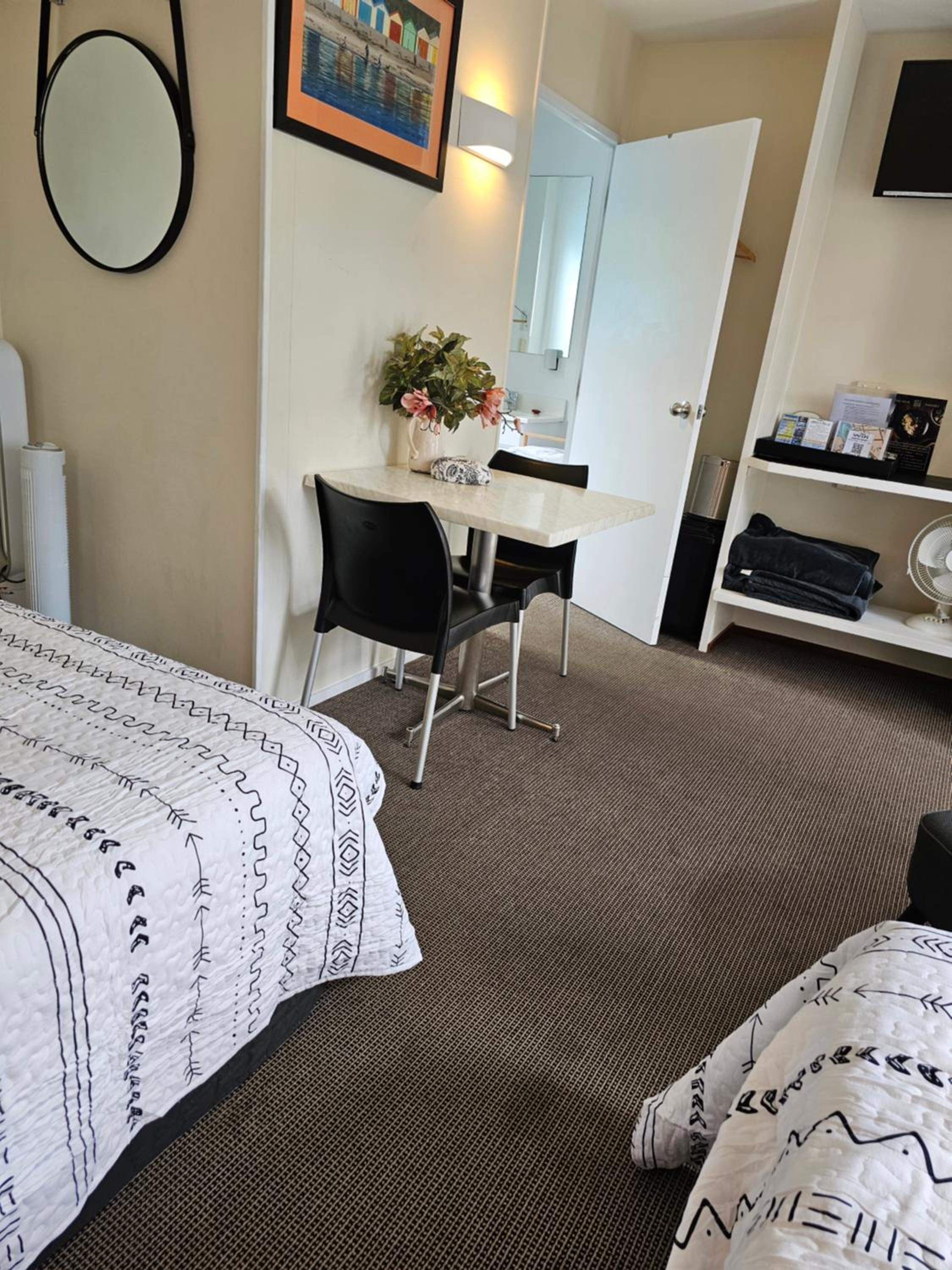 Twin Room with Free Netflix - Photo 8