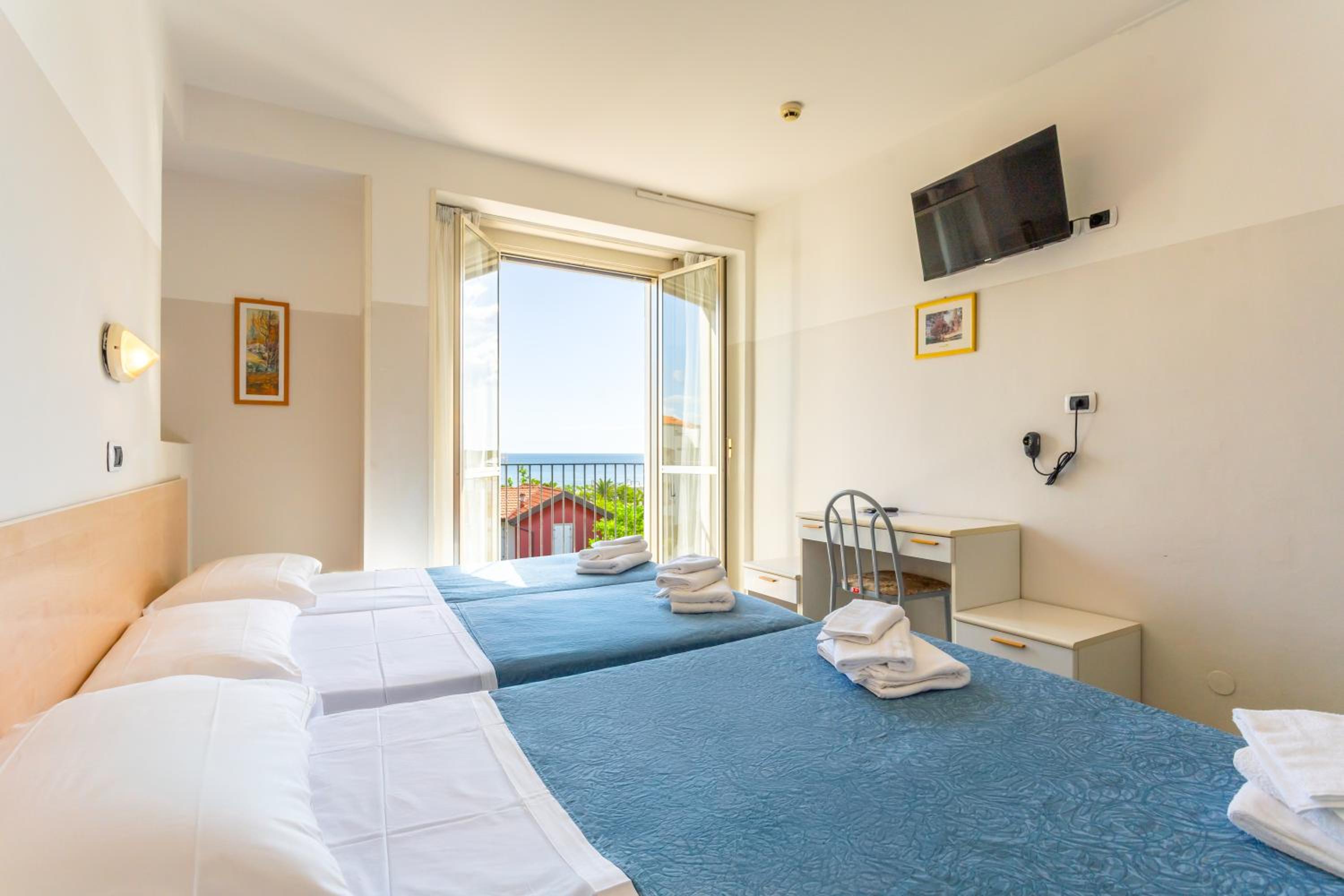 Quadruple Room with Sea View - Photo 6