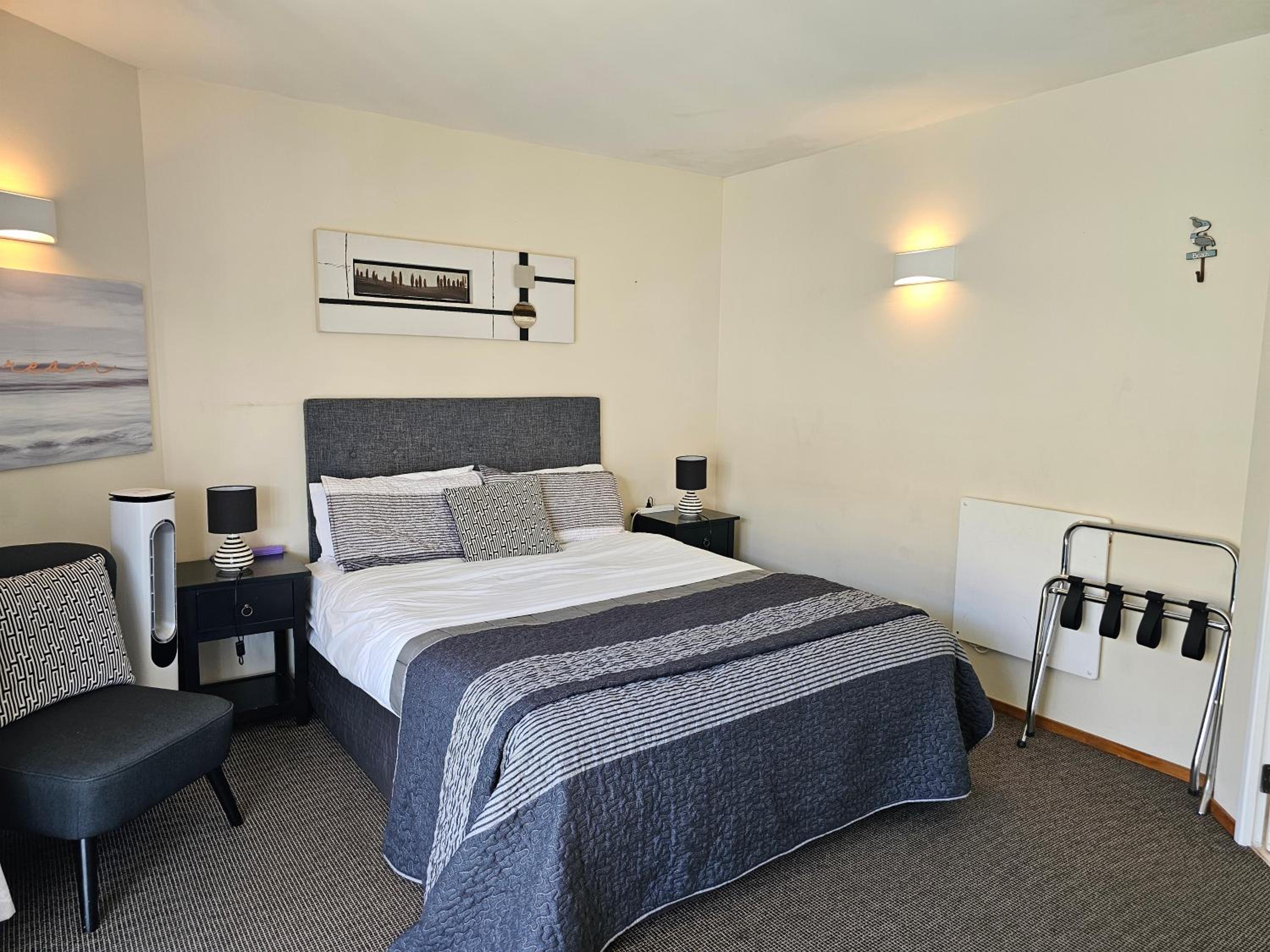 Queen Room with Free Netflix  - Photo 3